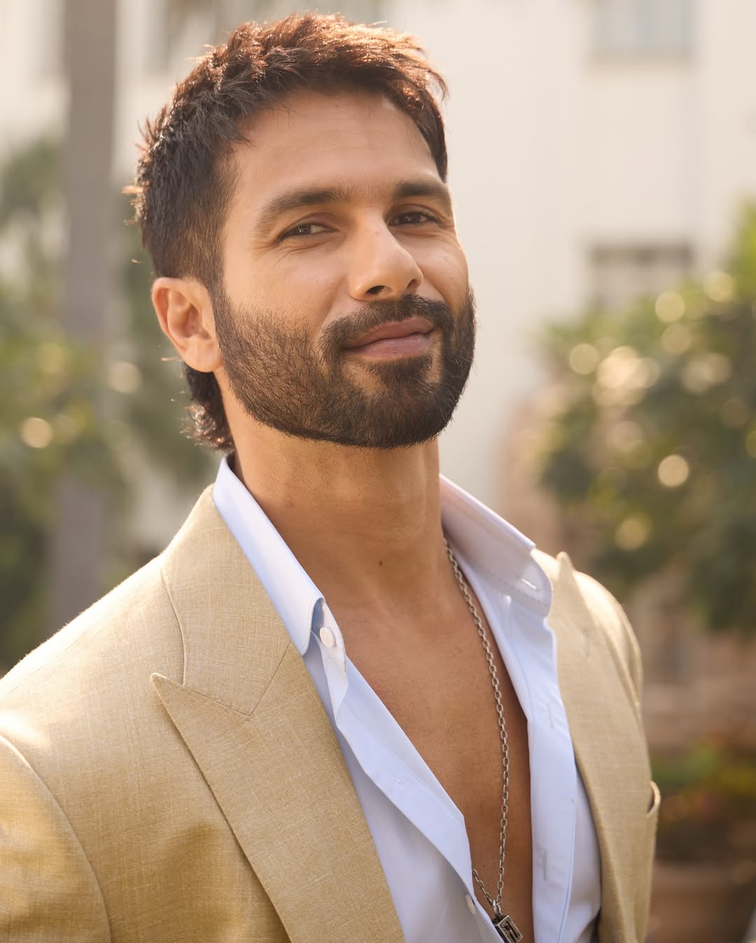 Shahid Kapoor - Smooth Moves with Electric Energy