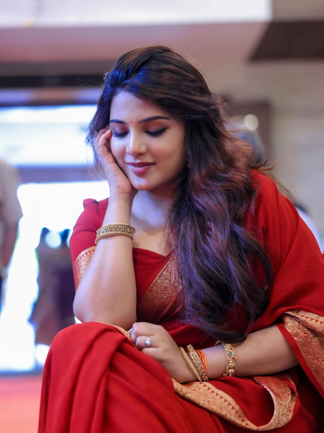 Aathmika looks like she’s walked straight out of a Bollywood dream–so graceful, even her saree can’t help but blush