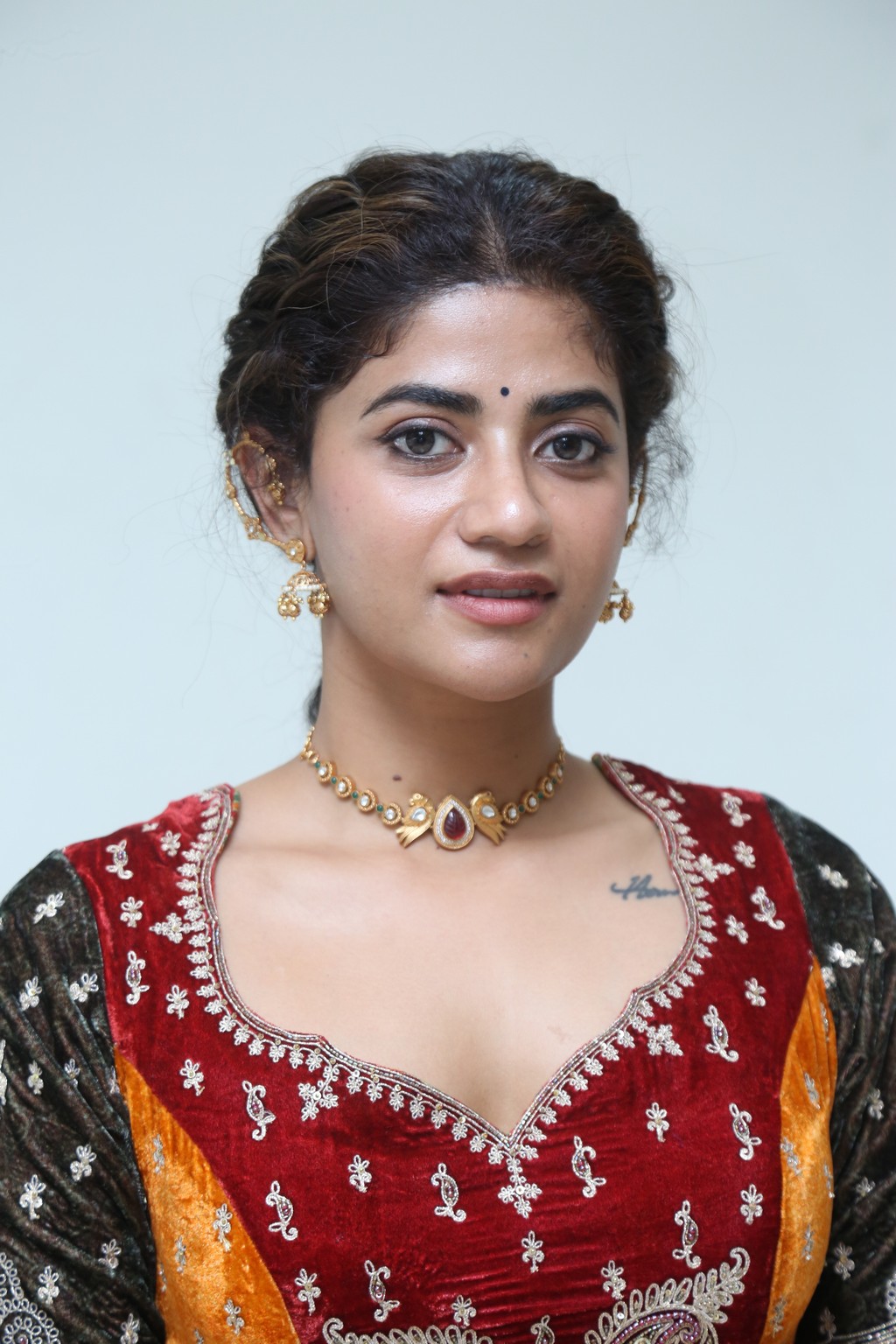 Abhignya Vuthaluru shines so bright, even her jewelry is playing catch-up–sparkling with poise, power, and plenty of panache