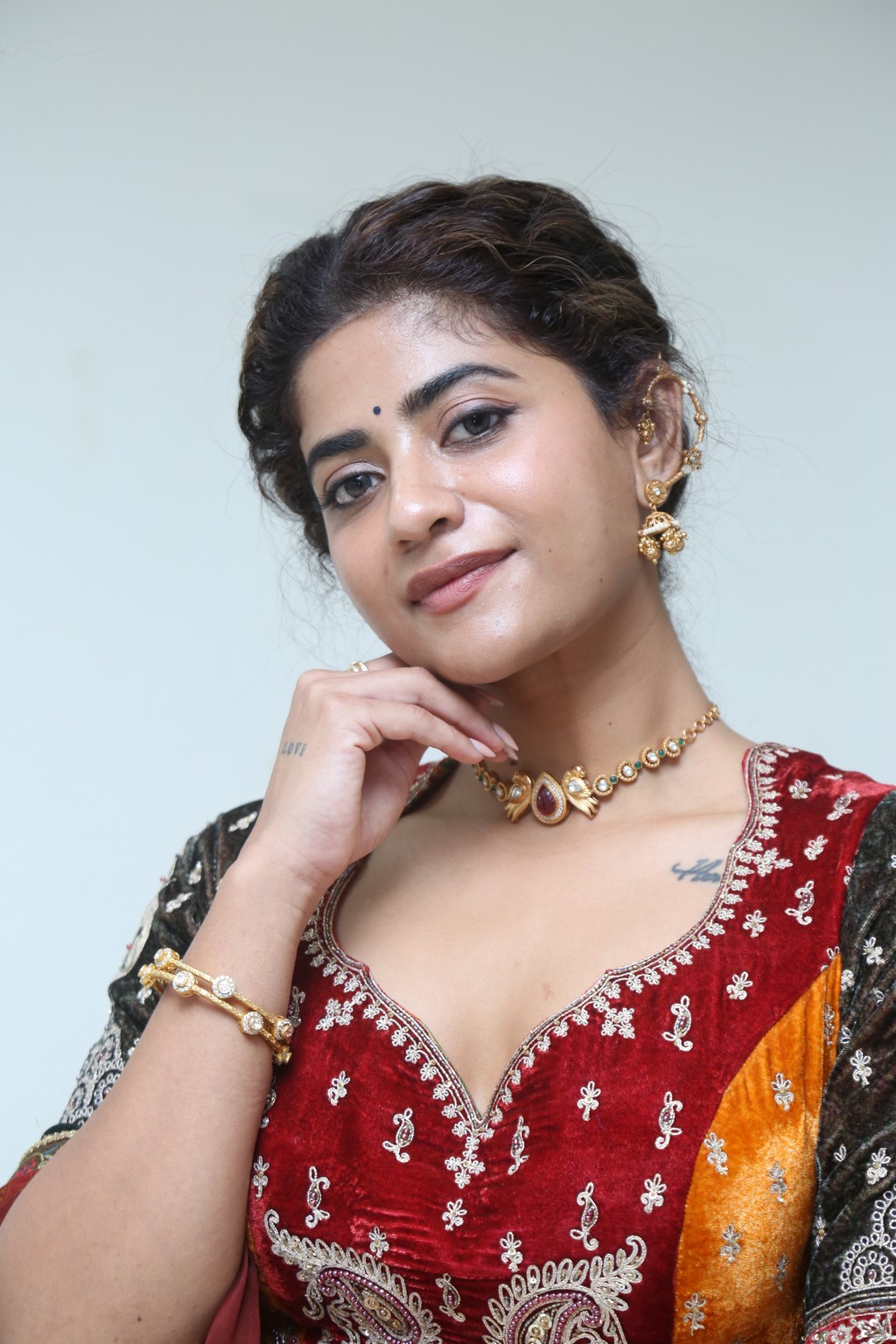 Tradition meets glam in Abhignya’s stylebook–she’s got the jewels, the flair, and enough confidence to make a runway rethink its standards