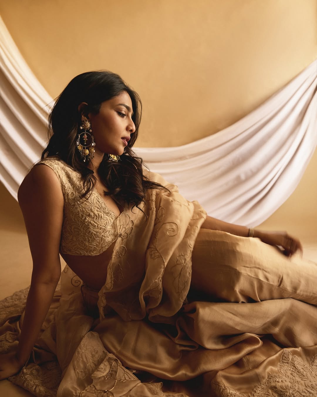 Golden glow and timeless poise–pure perfection