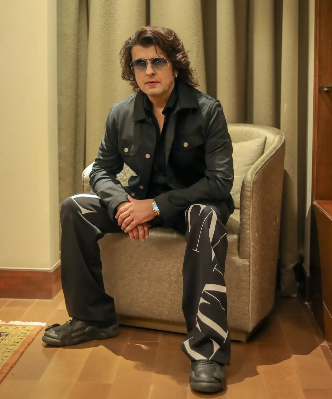 Sonu Nigam - Auto-tune checks its pitch against him