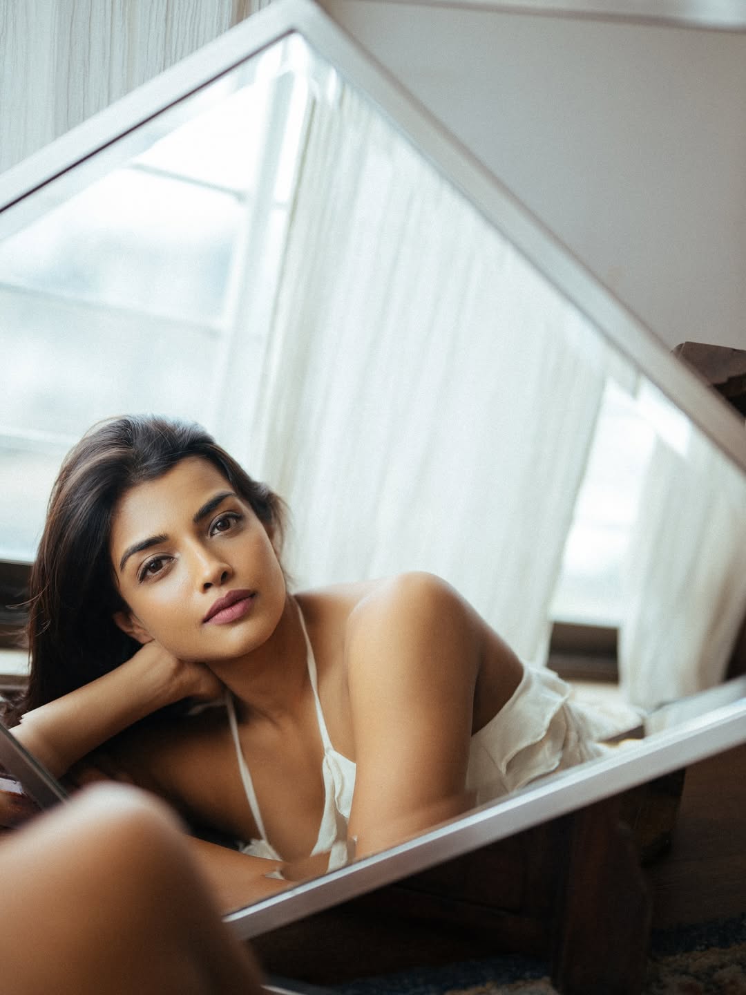 When your reflection claps back with style–Ashna Zaveri reminds us that true fashion begins with self-love and one killer pose.