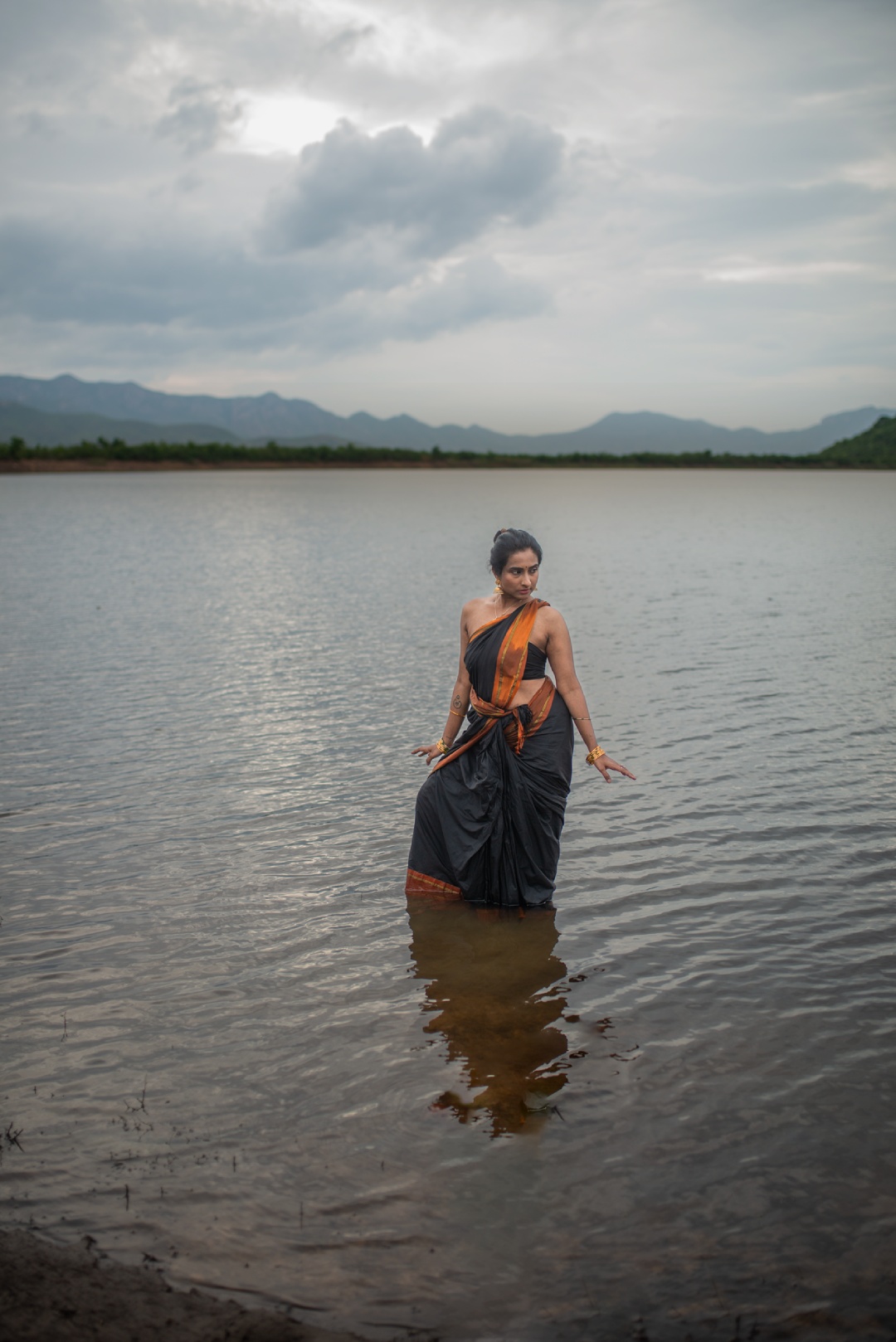 Forget weather forecasts-Dr. Ramya’s saree is bringing the heat, the humidity, and the hurricane of style all at once