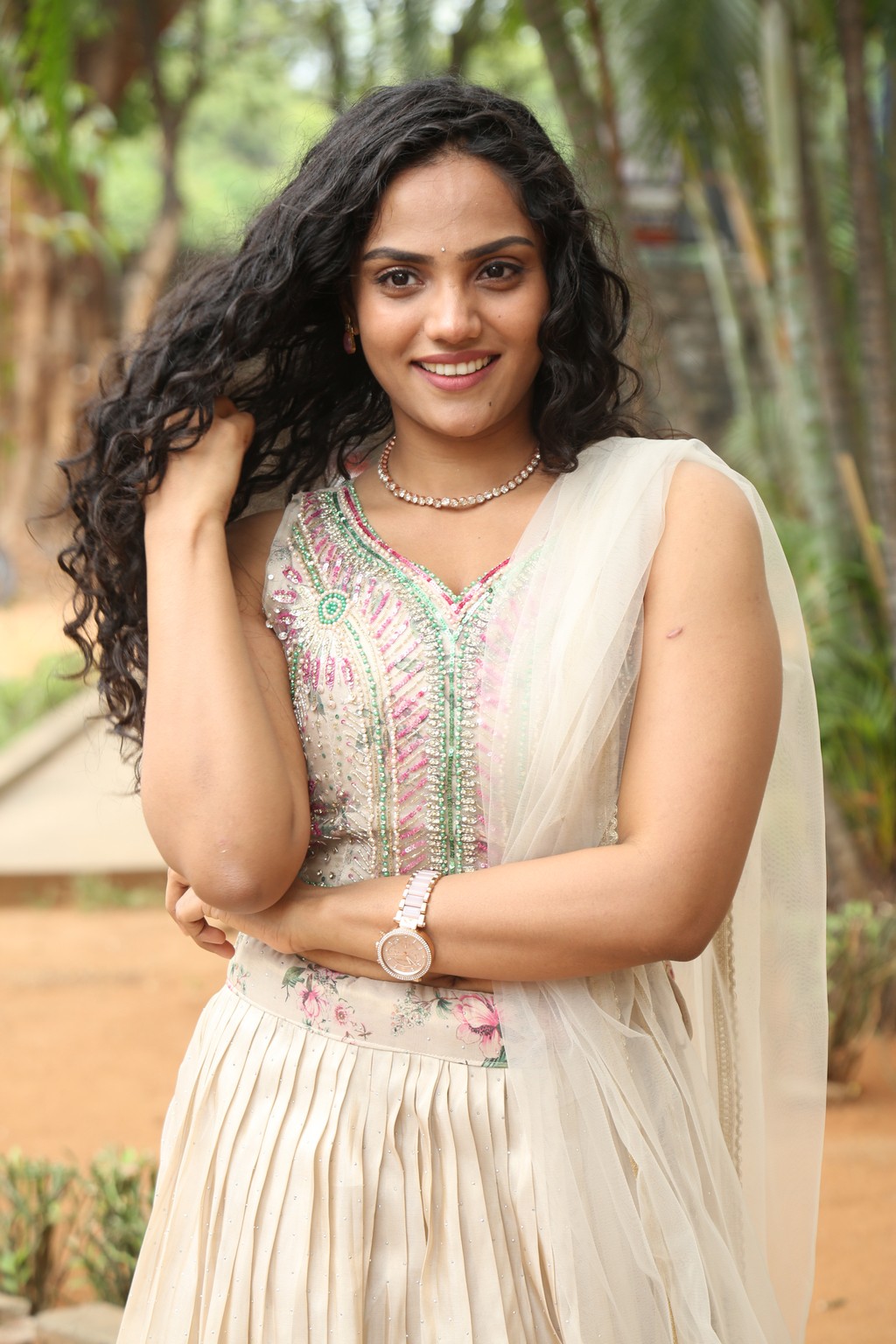 Hasitha’s rocking tradition like it’s haute couture-her saree slays, her smile beams, and the wind’s just here for moral support