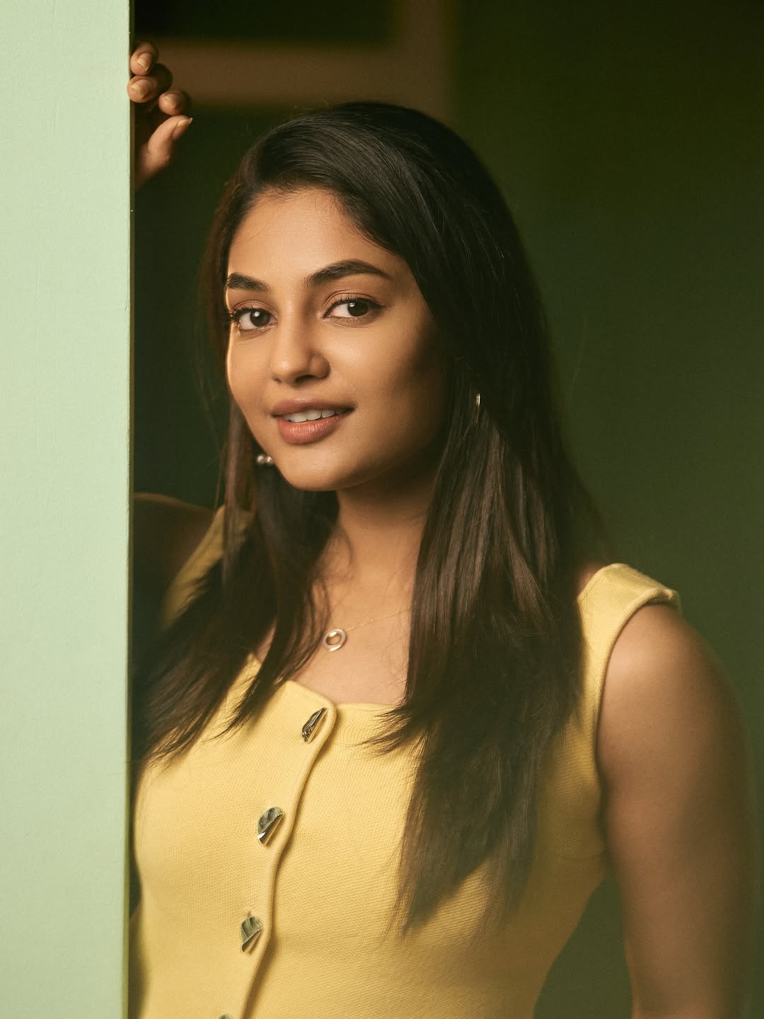 Ivana brings effortless charm and runway-ready vibes–even from behind a door, she steals the spotlight with grace and glow