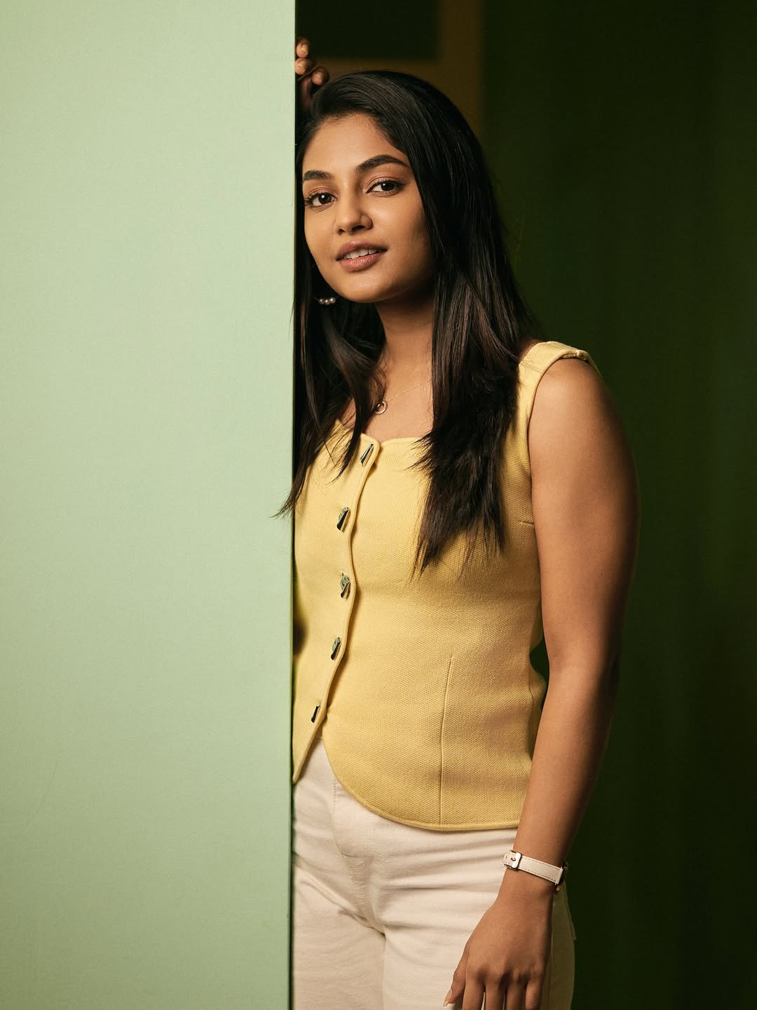 Serving “peekaboo chic” like a pro–Ivana’s yellow ensemble delivers sunshine, style, and just the right amount of mystery