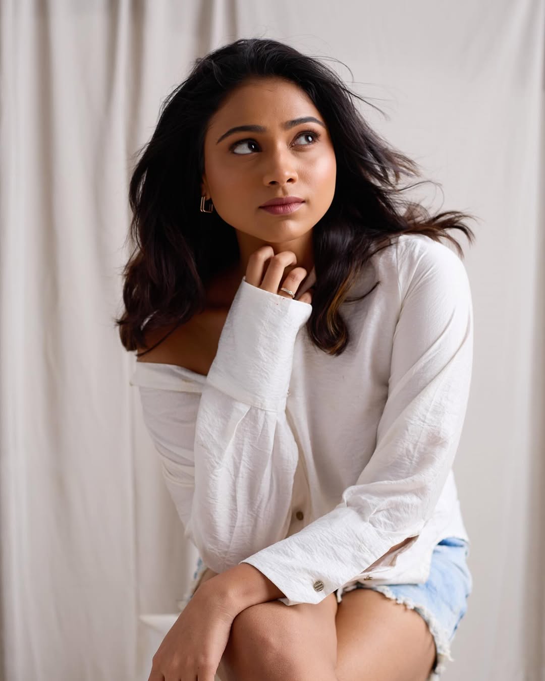 Jovita Livingston proves that minimalism meets magnetism–because when confidence wears cotton, even the runway takes notes