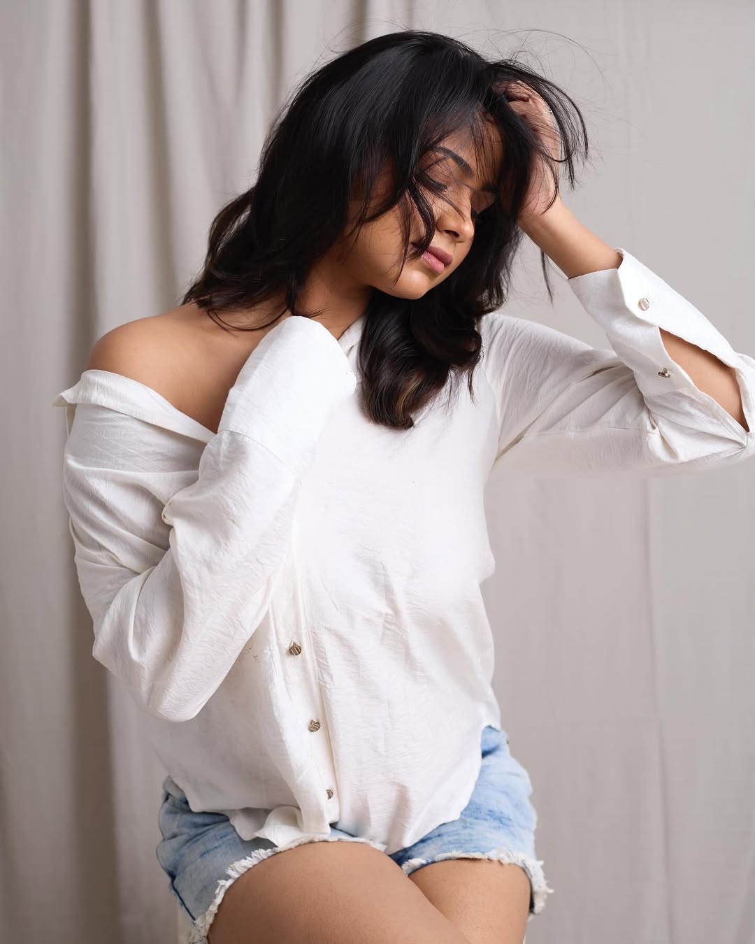 Jovita Livingston effortlessly delivers “woke up like this” glam–because fabulous clearly doesn't need a full glam squad