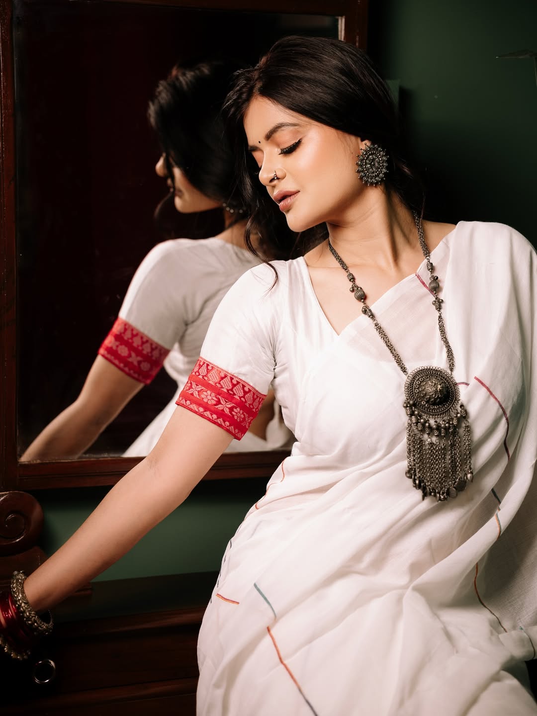 Madhumita Sarcar proves that tradition with a twist is the ultimate power move–graceful, glamorous, and serving just the right amount of diva