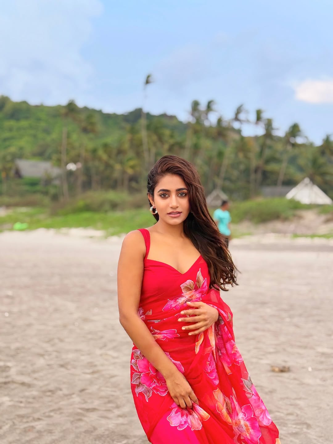 Red hot saree, cool ocean breeze-Nayani Pavani just redefined 'coastal crush' with a side of glam and attitude