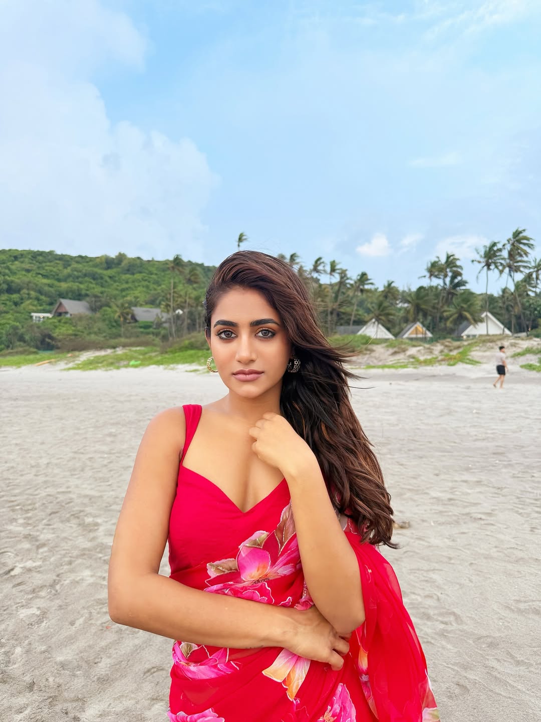 Nayani Pavani didn’t come to swim-she came to set the shoreline on fire with that saree and a look that says ‘beach, please!’