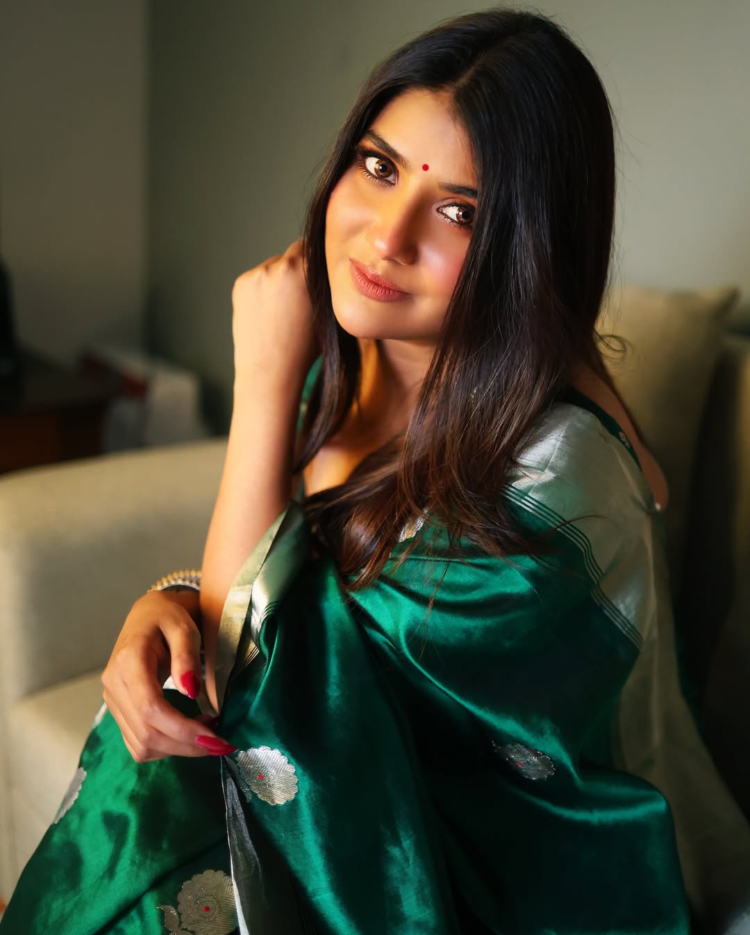 Parnomittra’s saree is slaying so hard, even envy had to switch shades