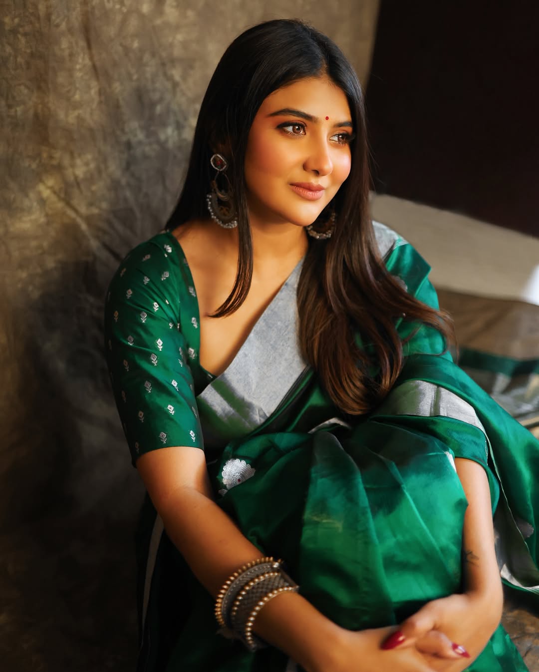 Parnomittra’s elegance is so smooth, even her saree’s blushing in emerald