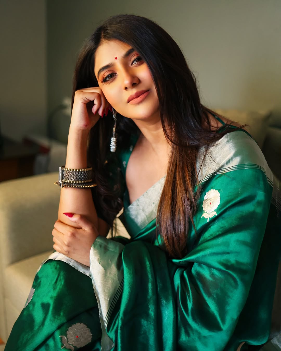 Green with envy? Nope, just Parnomittra casually redefining ‘flawless in a saree