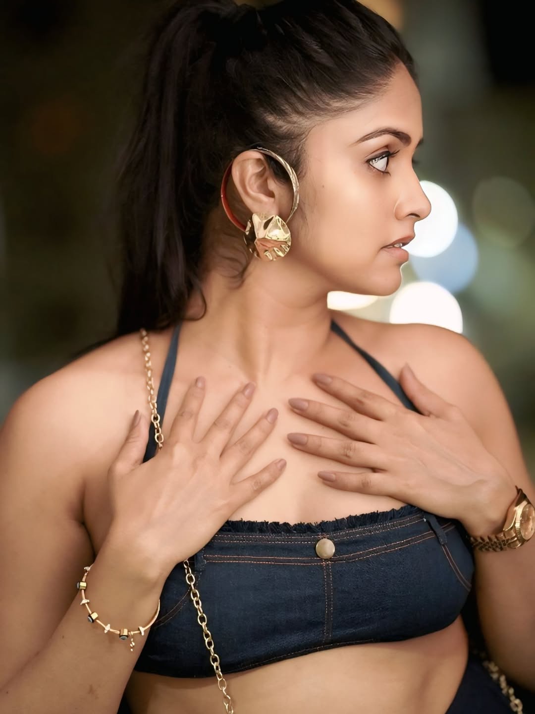 Dressed in a bold black top and statement accessories, Pragya turns up the charm–because sparkle and attitude go hand in hand