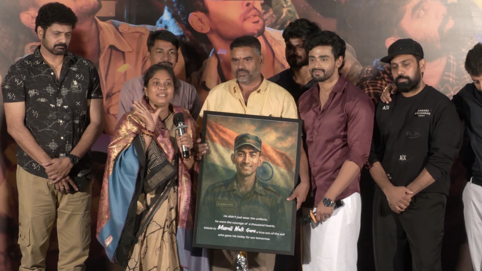 The crowd stood in applause, paying homage to Murali Nayak’s bravery, while the cast and crew extended their gratitude to his family