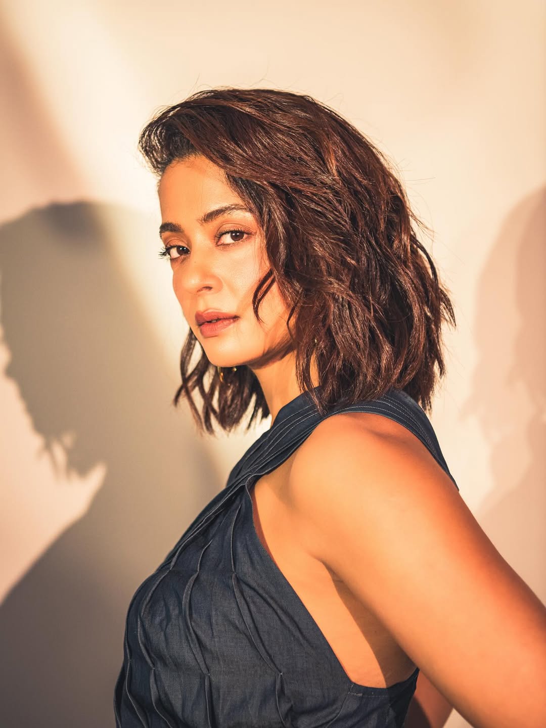 A tousled wave, confident stride, and that signature attitude–Surveen makes effortless glam look like an everyday affair