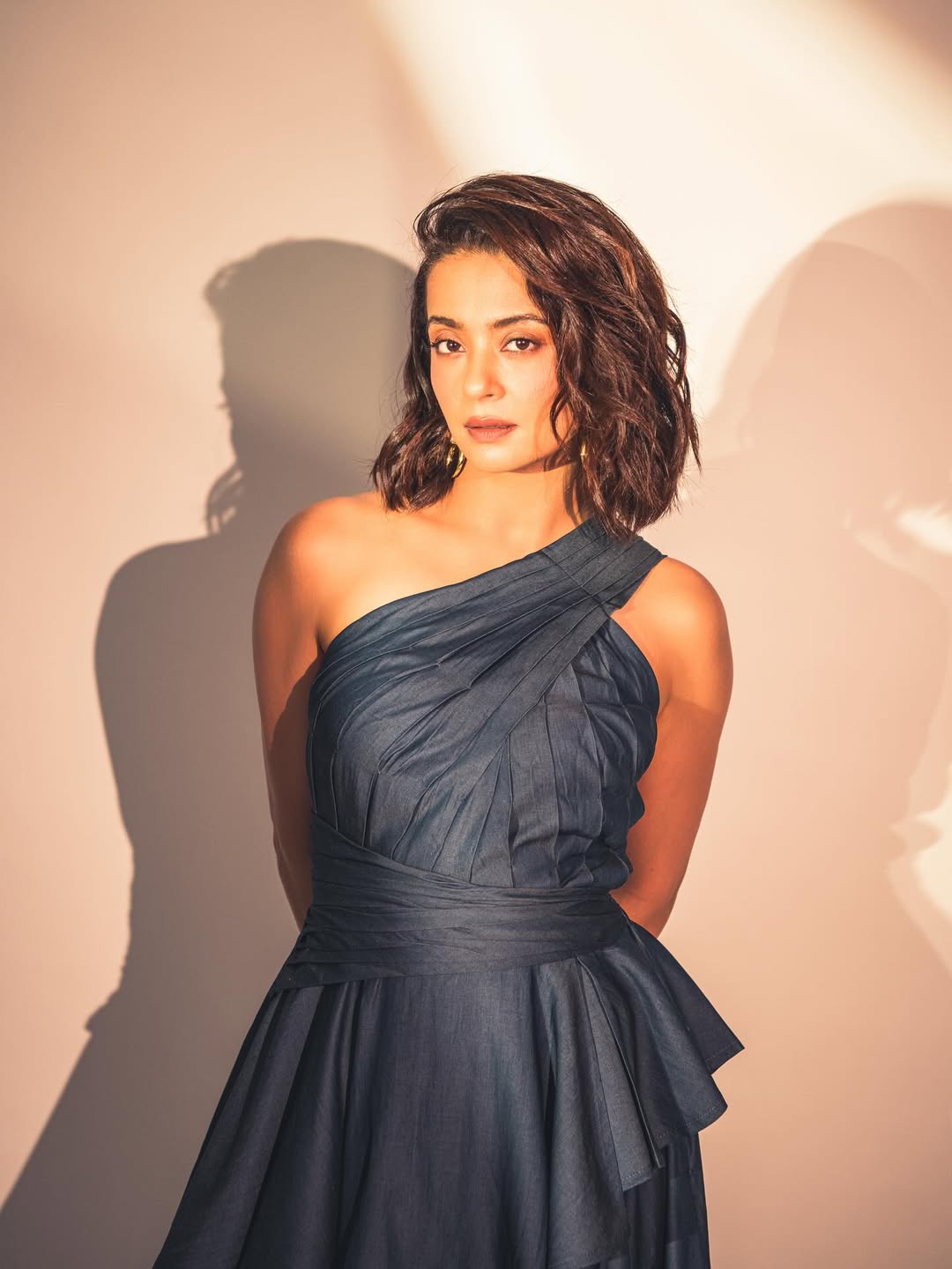 Serving boss-lady realness in a black-on-black slay–Surveen shows us monochrome doesn’t whisper, it roars