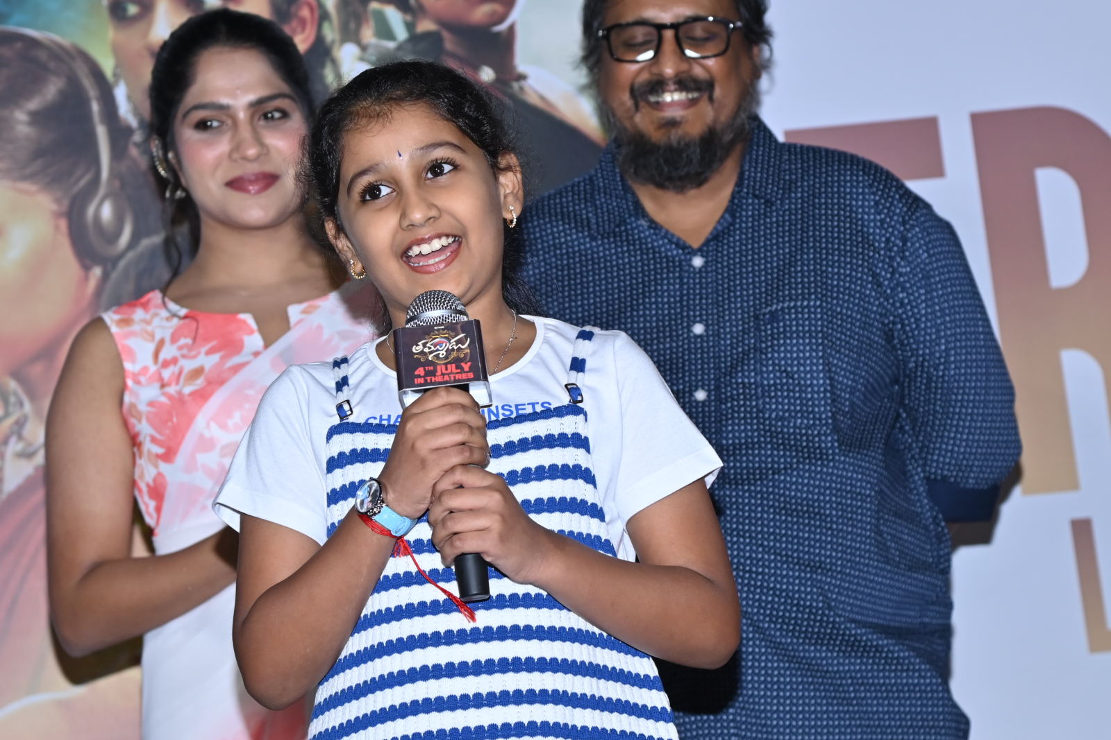A heartwarming moment unfolded as the child actress took to the stage and addressed the audience with confidence and charm
