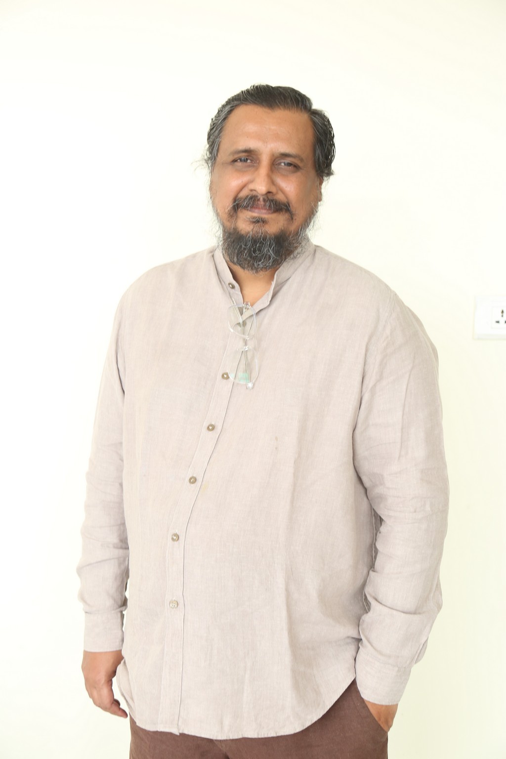 With his earthy shirt and zen-like vibe, Venu Sriram seems straight out of a mindfulness retreat – calm, collected, and serving style with a sprinkle of wisdom