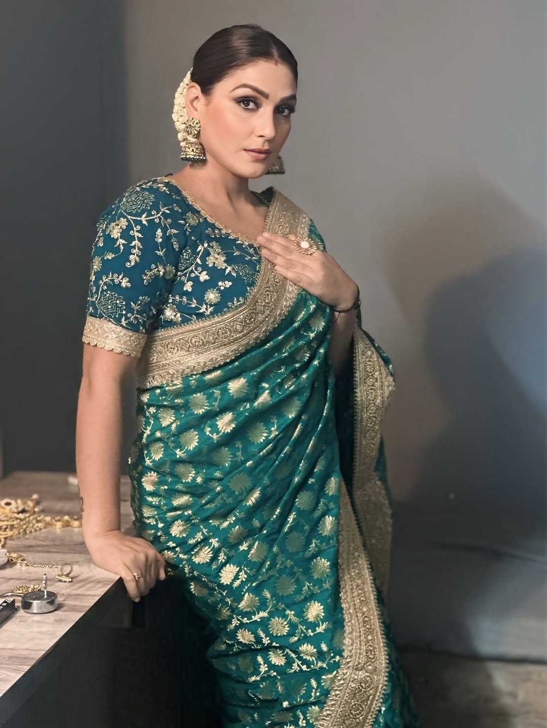 Payas Pandit exudes regal elegance in her stunning teal saree, proving that when it comes to style, she’s got the perfect blend of tradition and trend–making “dressed to impress” look effortlessly chic!