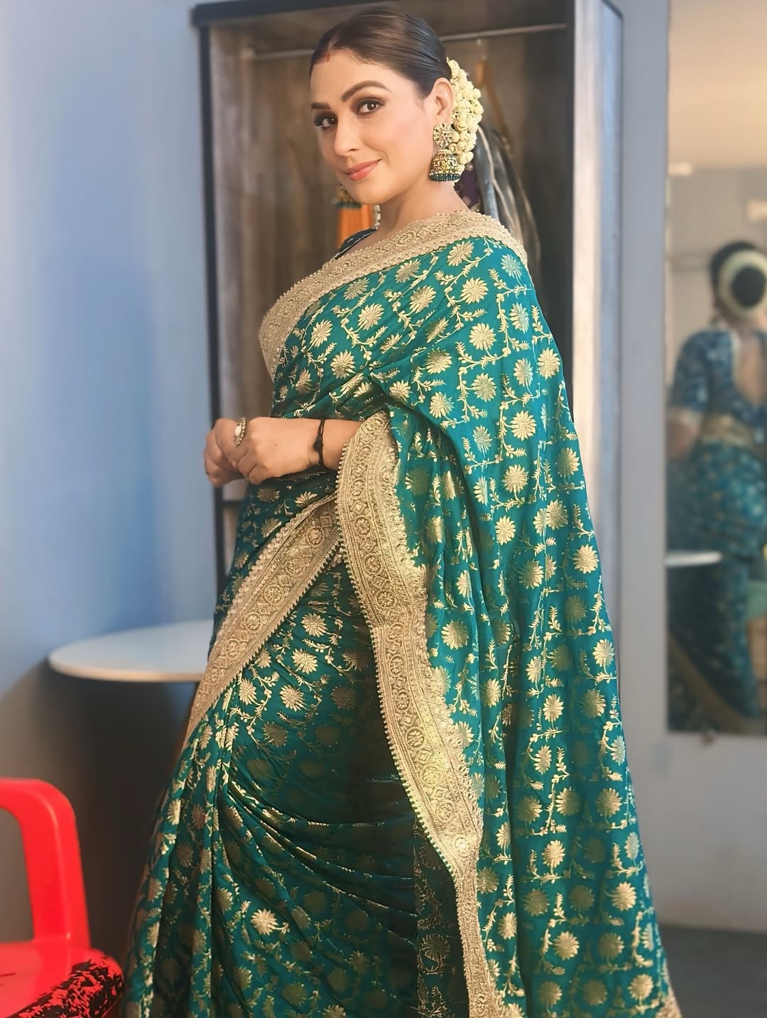 Payas Pandit is redefining elegance in a stunning teal saree with gold embroidery–proof that classic style with a modern twist can turn heads and steal hearts, all while making “fashion statement” look effortless!