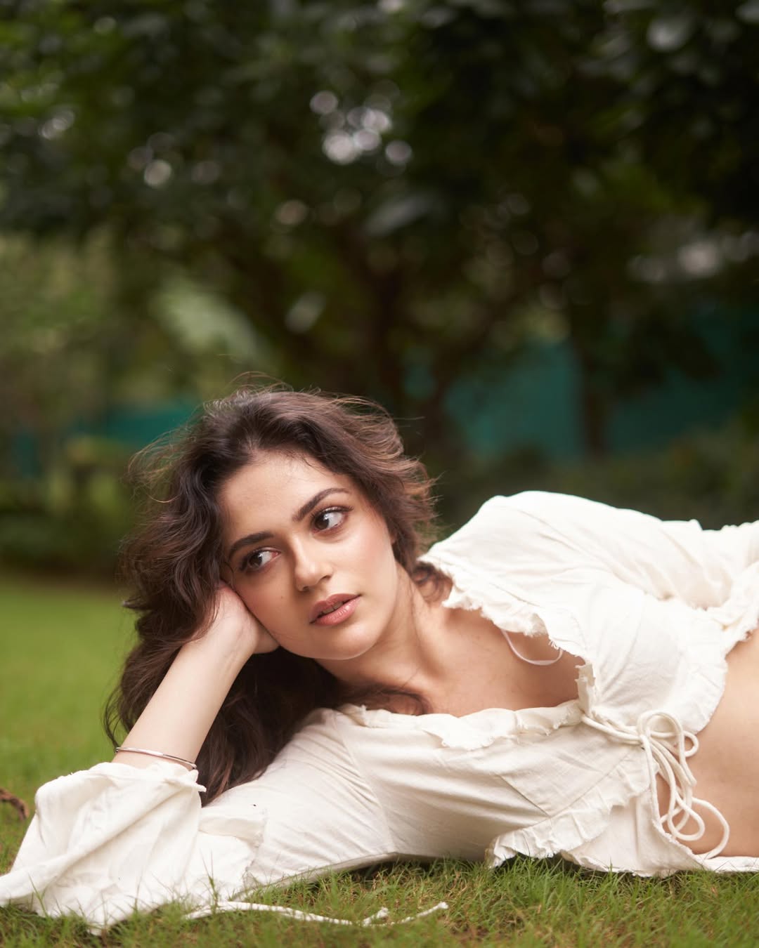 Aneet Padda exudes effortless elegance and natural charm, proving that great style never needs to shout – just a relaxed pose and a hint of wanderlust.