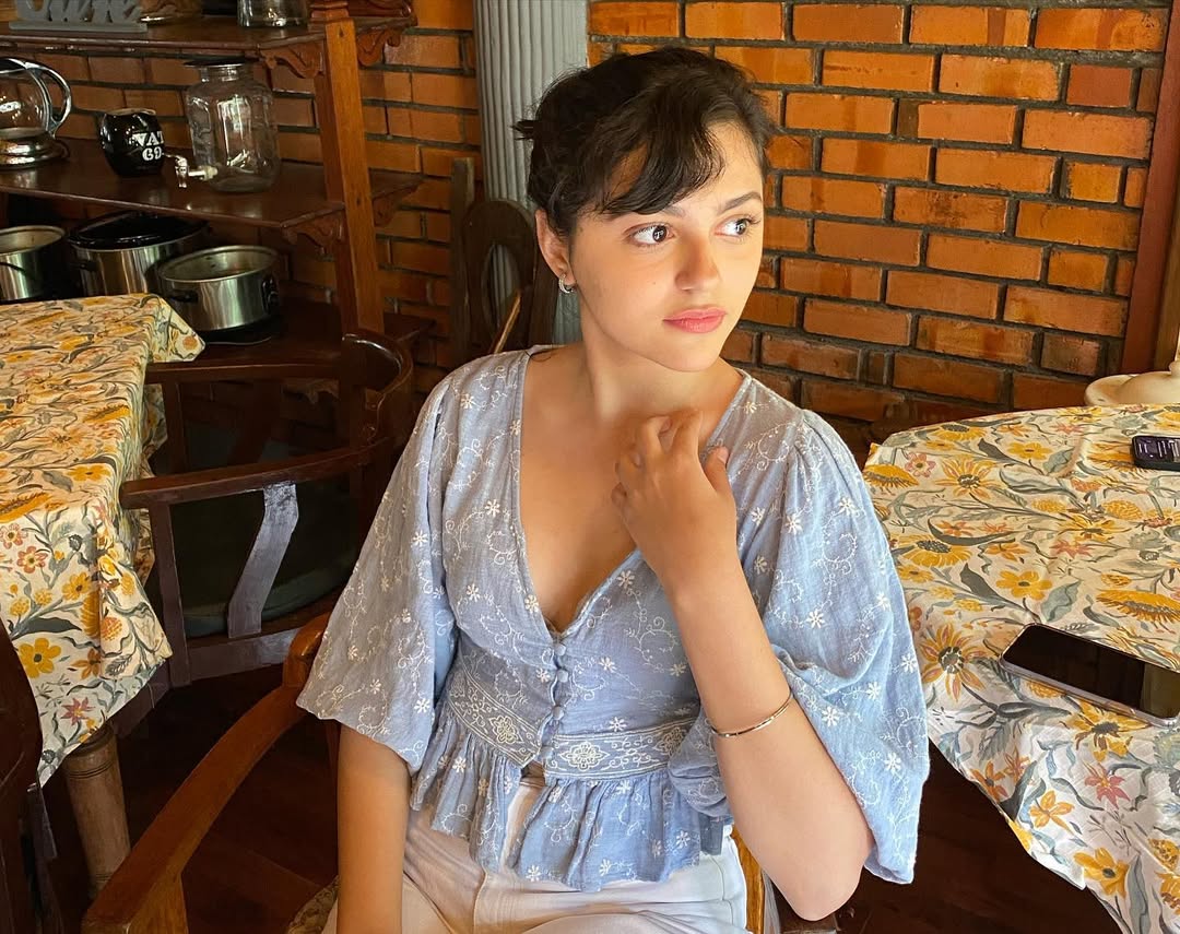 Aneet Padda masterfully combines vintage elegance with contemporary flair–proving that timeless style and a hint of curiosity make the perfect recipe for standout sophistication.