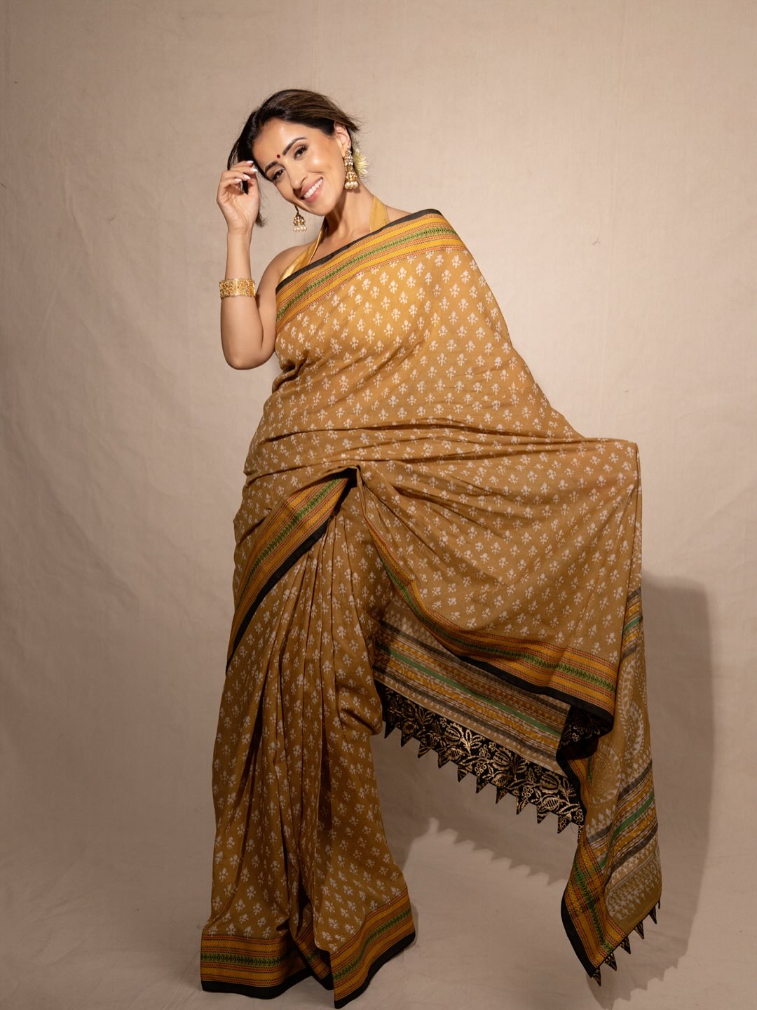 Anshu Ambani rocking the traditional saree with a modern smile–proof that elegance and humor are the perfect accessories!