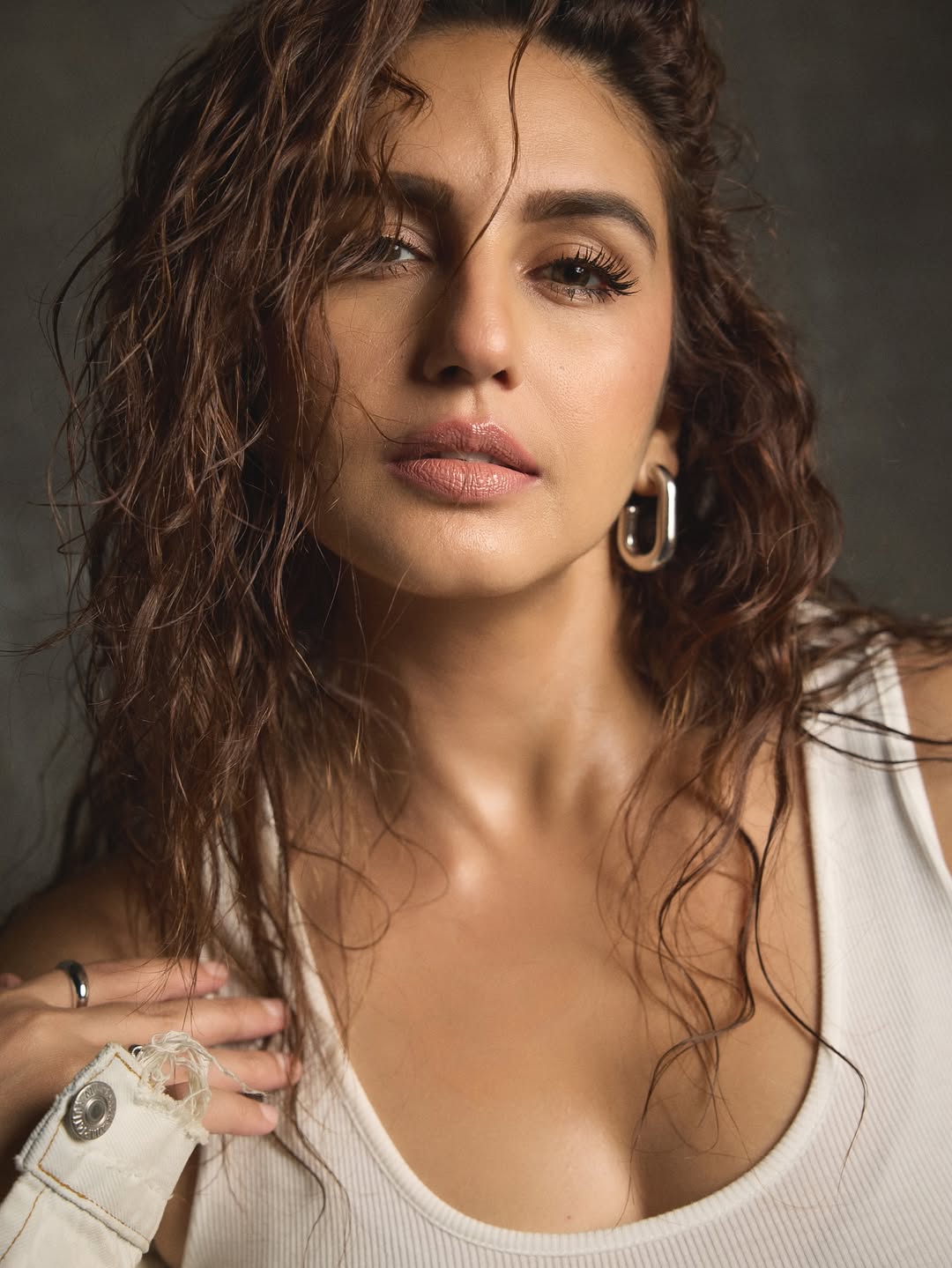 Huma Qureshi redefining effortless elegance–her confident gaze and tousled waves prove that style, like wit, is best when it's a little wild and completely captivating!