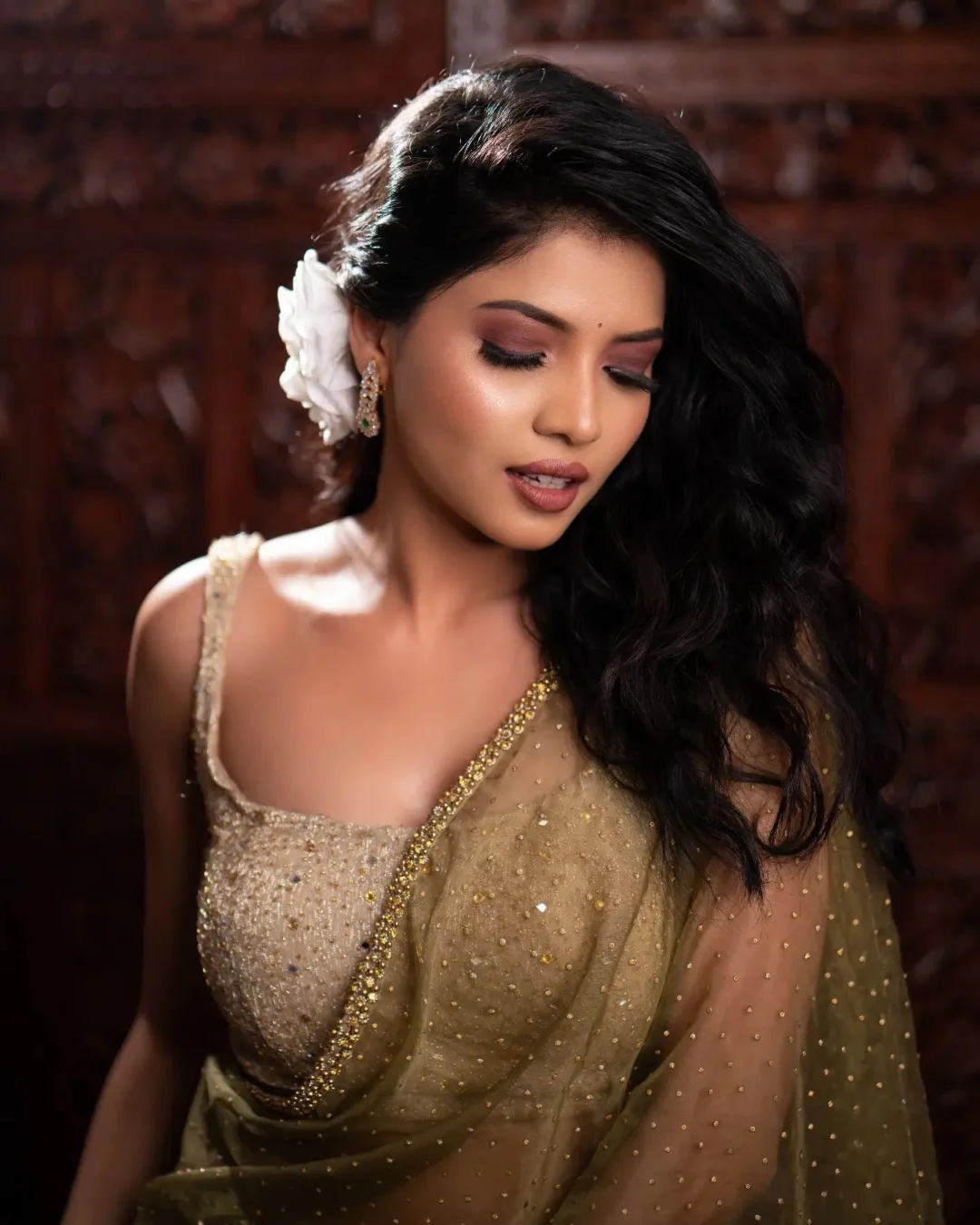 Kaashima Rafi proves that elegance and a touch of sparkle are her signature moves–she’s got the look, the style, and enough charm to make every moment a runway!