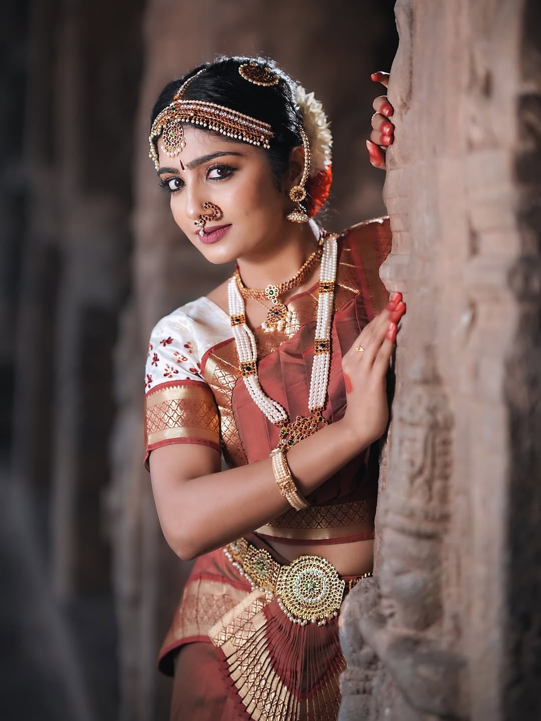 Kavya Shaiva blends timeless tradition with a touch of modern sparkle–dressed in regal elegance, she’s proof that style and humor are best served with a dash of gold!