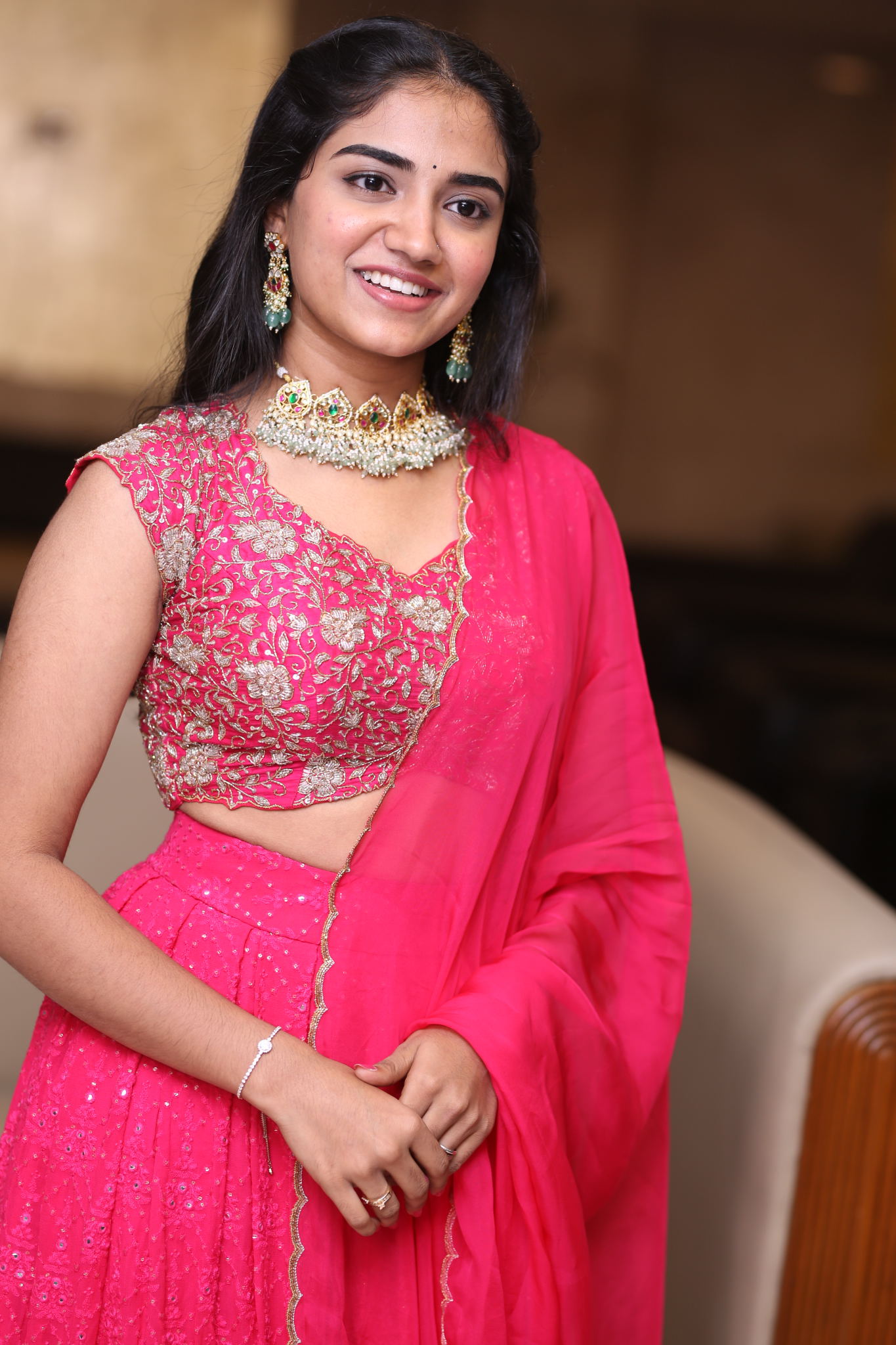 Malavika Manoj is effortlessly blending tradition with a splash of modern flair–proof that pink isn’t just a color, it’s a statement, especially when paired with jewelry that could make royalty jealous!