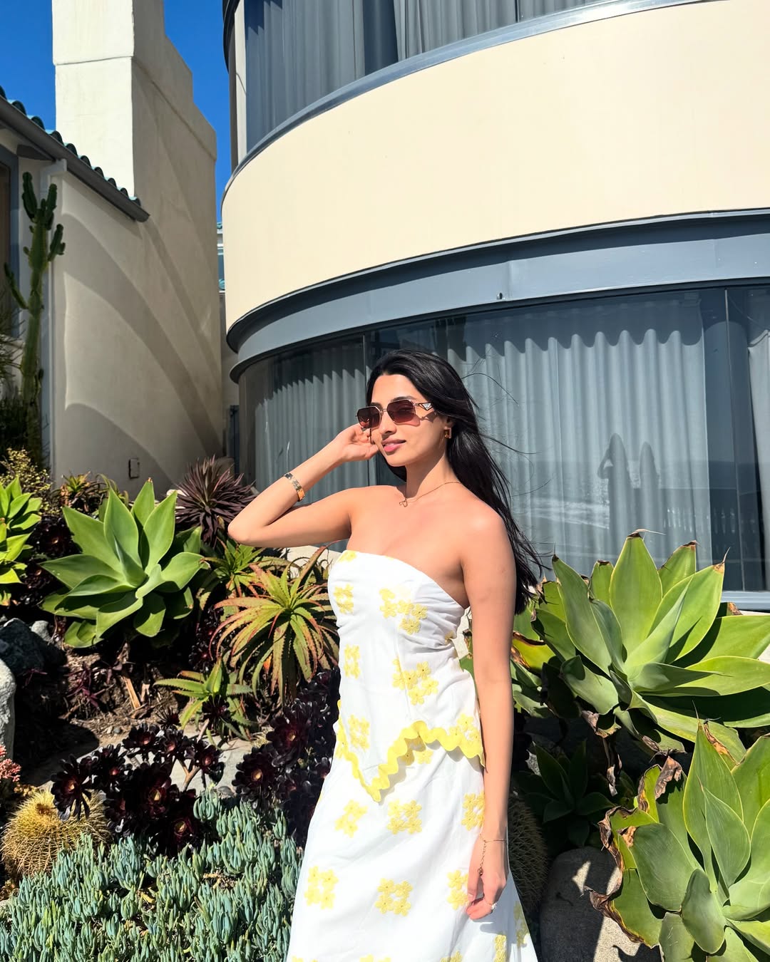 Manisha Kandkur is serving sunshine and sophistication–dressed to impress, with a side of cool shades and a smile that’s brighter than the California sun!