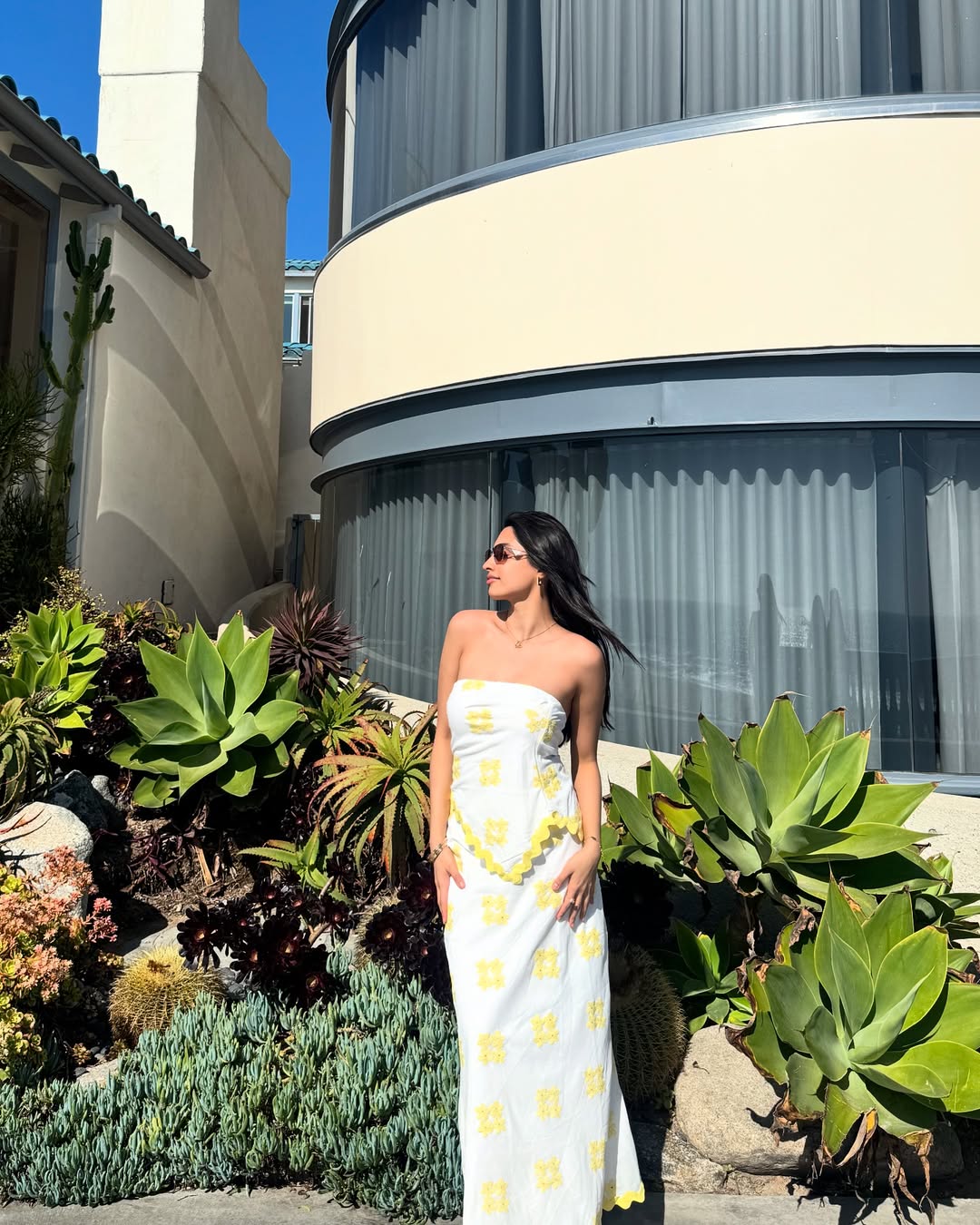 Manisha Kandkur proves that sunshine, style, and a touch of glam are the perfect formula–making even a strapless dress look effortlessly cool, with a side of desert chic and a splash of sass!