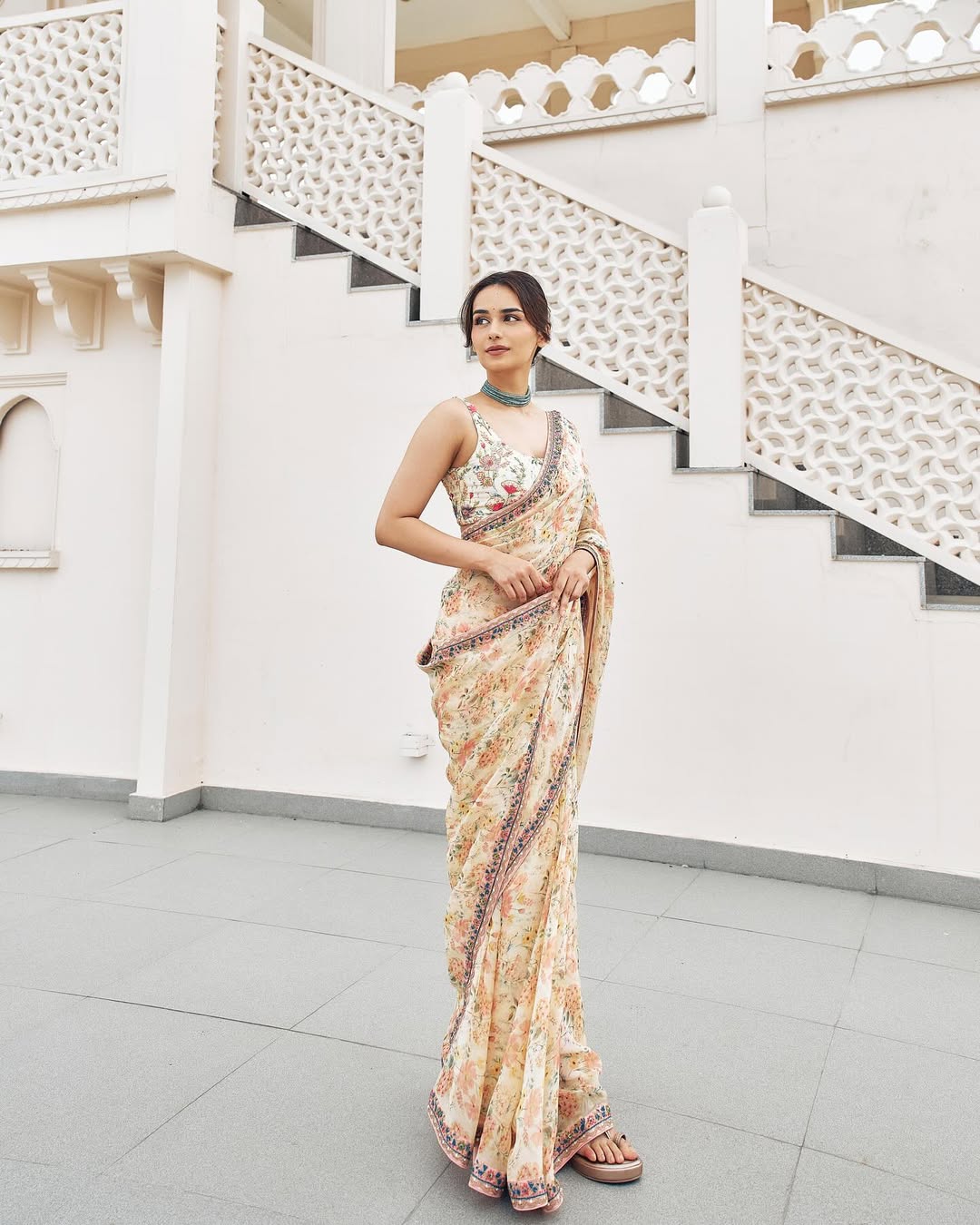 Manushi Chhillar proves that even a traditional saree can strike a modern pose–fashion and confidence, a perfect blend of timeless charm with a contemporary twist!