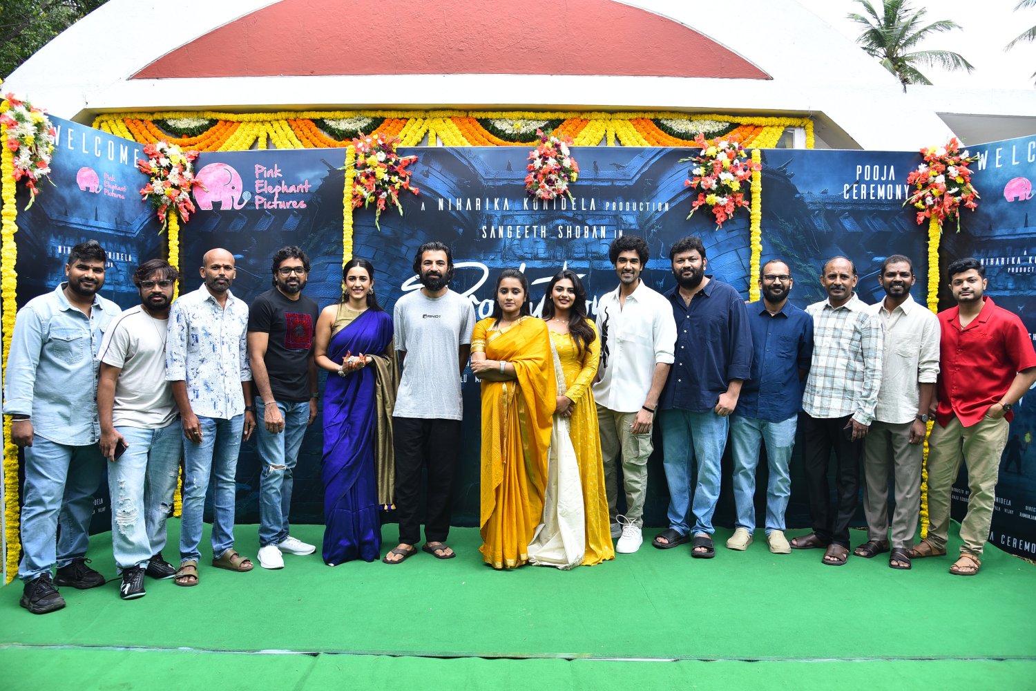 The entire cast and crew come together for a group media photo opportunity