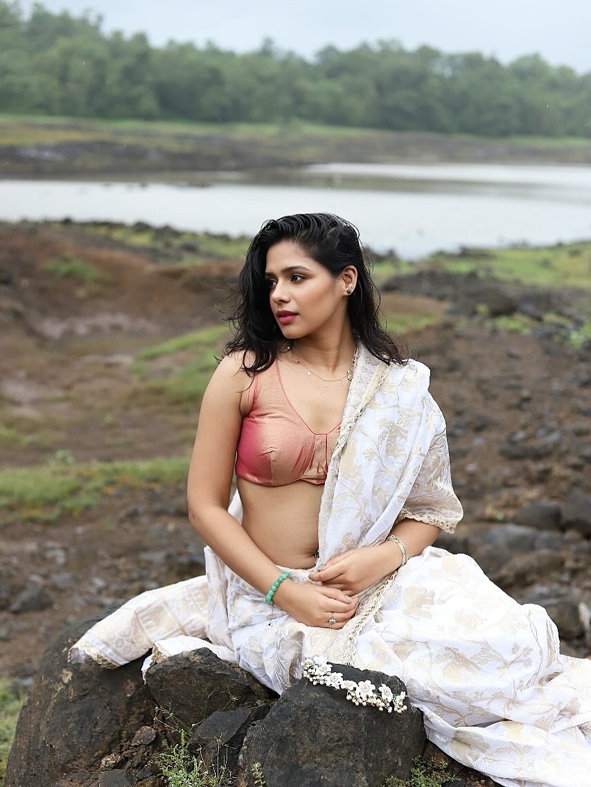 Pranati Rai Prakash blending traditional grace with a fresh twist–who’d have thought a saree could make boulders look downright glamorous