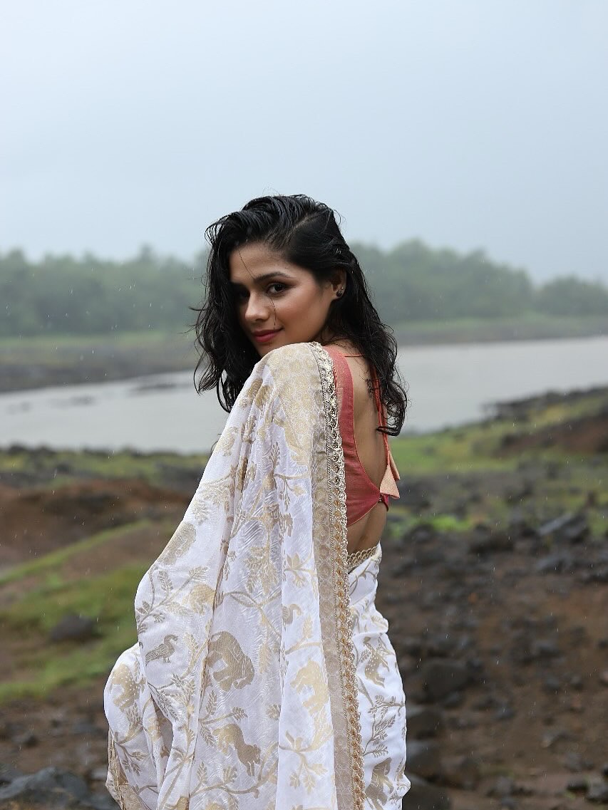 Pranati Rai Prakash transforming a rainy day into a fashion spectacle–who knew a splash of water plus a stunning saree could whip up such a stylish storm