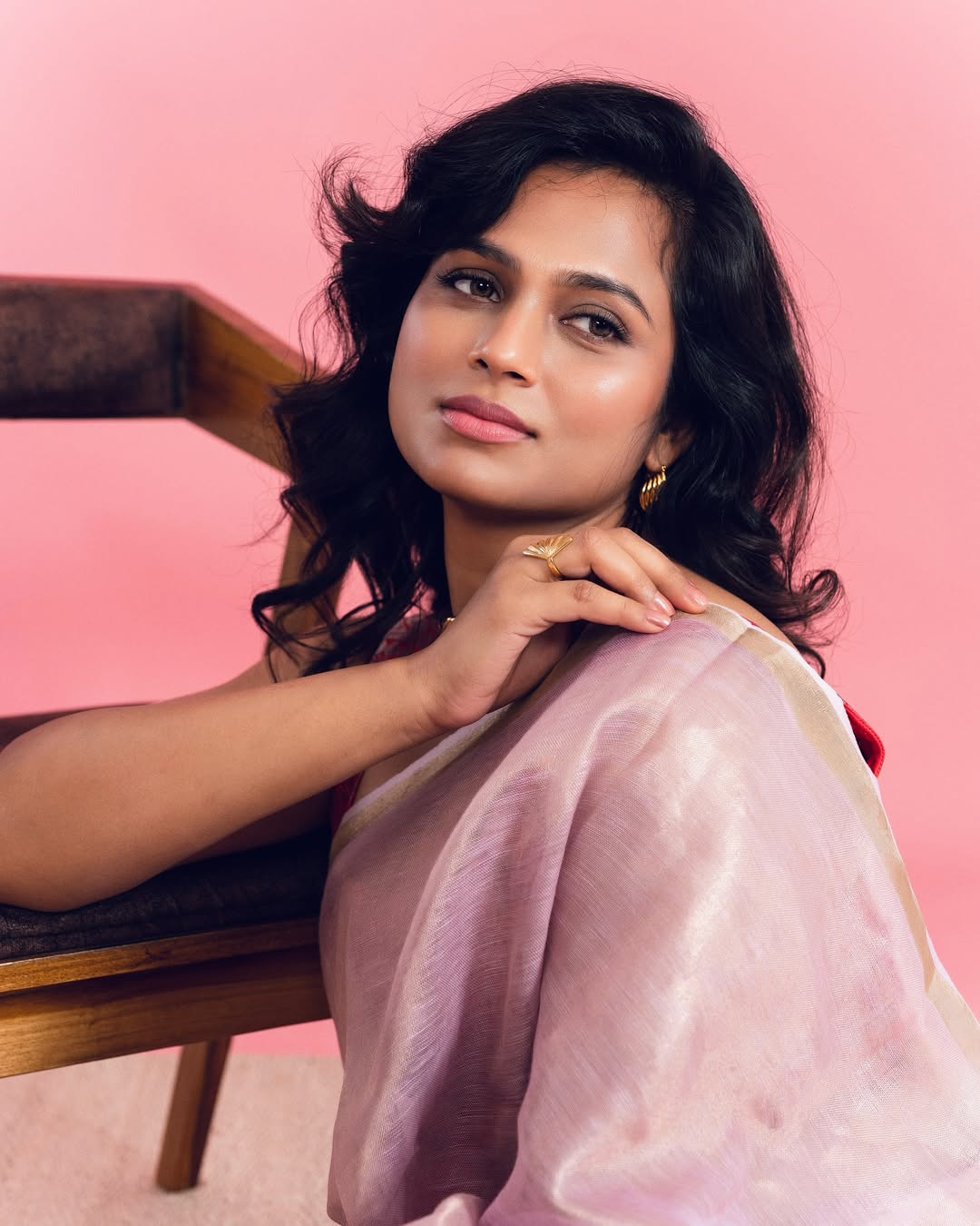 Ramya Pandian showing us that elegance and attitude are the ultimate style duo–who needs a crown when regal confidence does all the talking