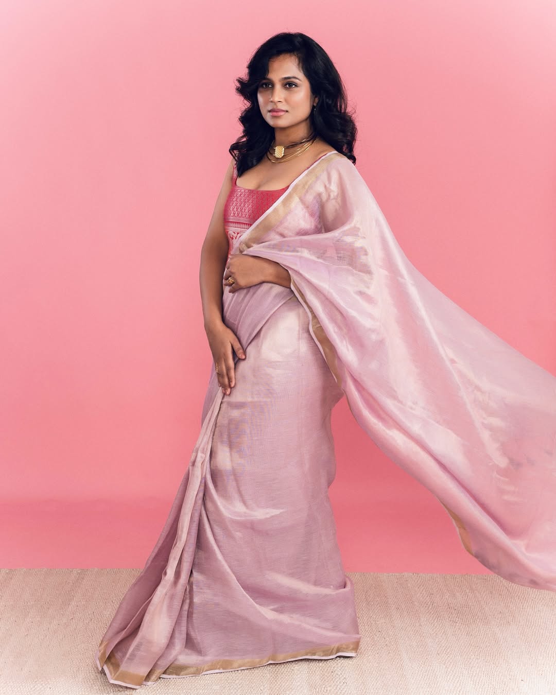 Ramya Pandian owning that pink saree with queenly grace and boss-level attitude–because who says sophistication can’t have a bold streak