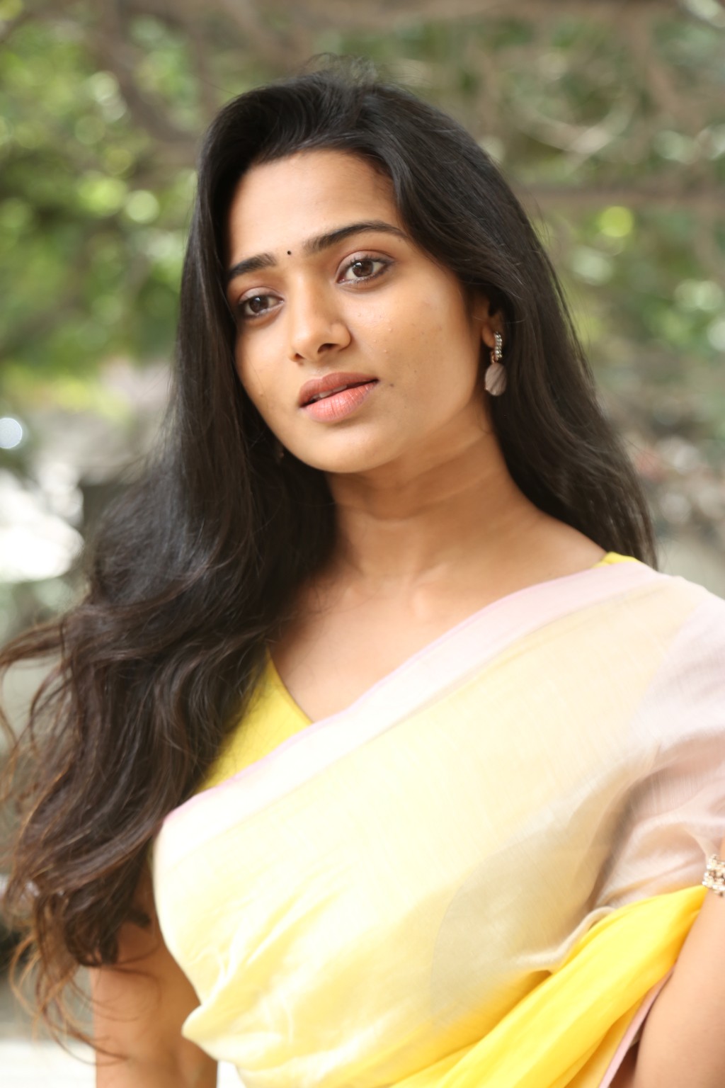 Rekha Nirosha effortlessly combines timeless elegance with a touch of modern flair, proving that style and charm are truly her natural accessories.