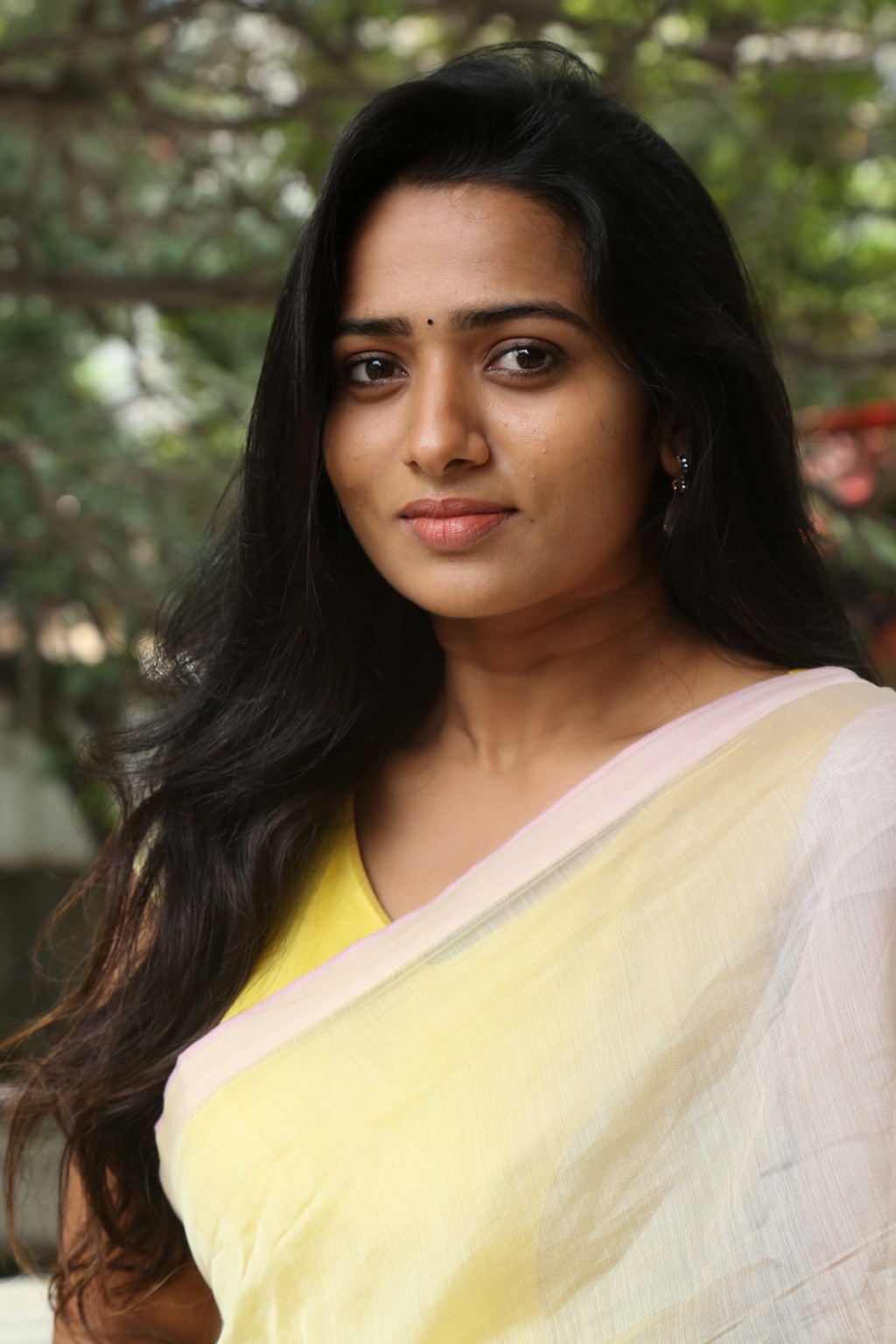 Rekha Nirosha exudes timeless grace with a dash of modern charm, proving that her style is as effortless as her smile–lighting up any room without even trying!