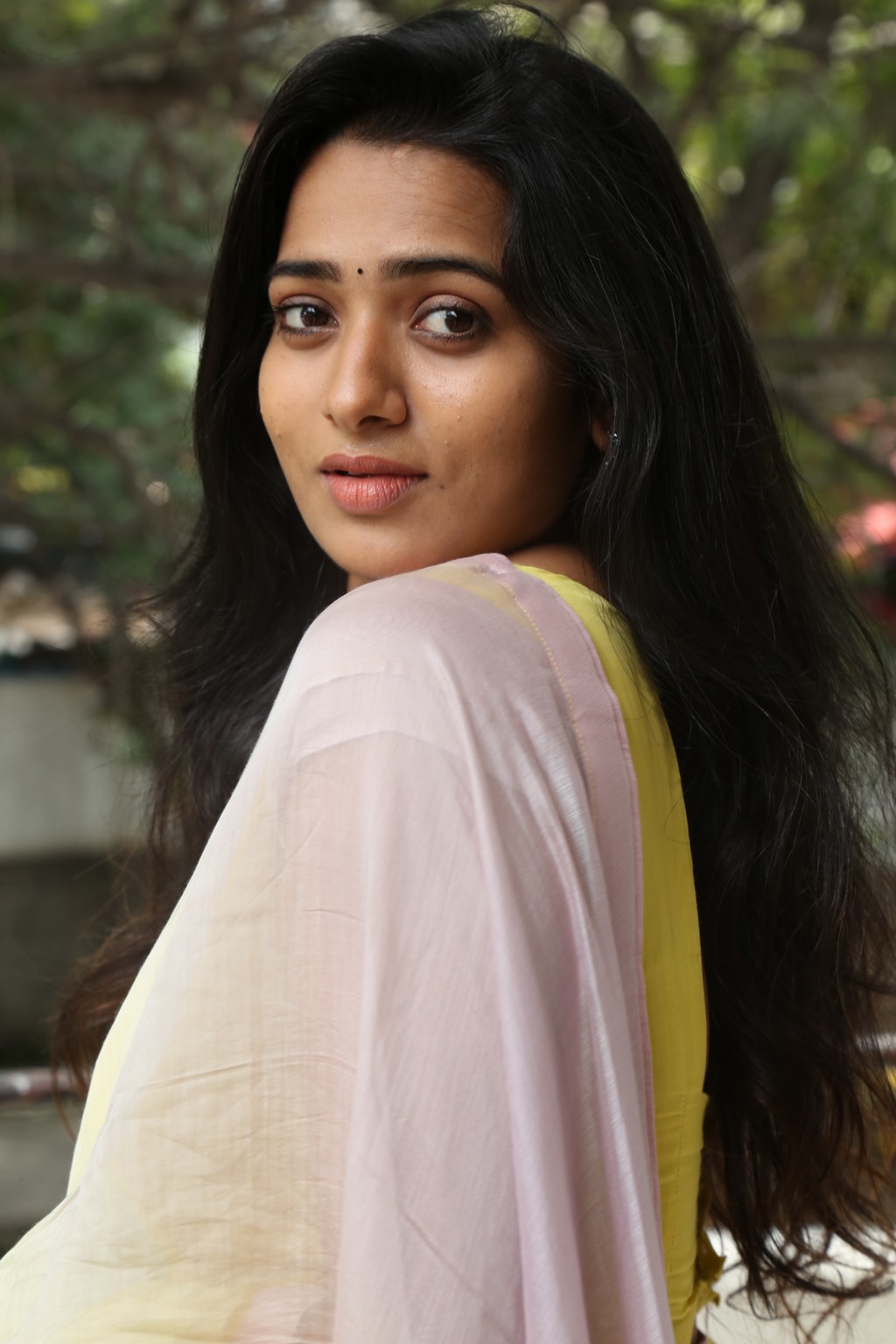 Rekha Nirosha radiates effortless elegance with a dash of charm, proving that her style is as captivating as her smile–making every moment look like a fashion statement!