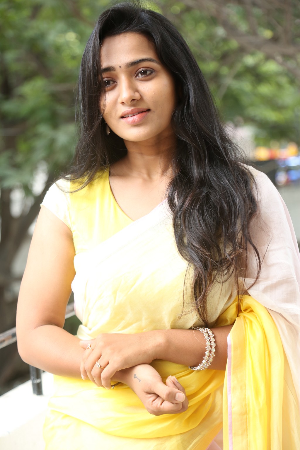 Rekha Nirosha radiates timeless grace in a sunny yellow saree, proving that style and a bright smile are the ultimate accessories–she’s got the look, the charm, and enough sparkle to light up any occasion!