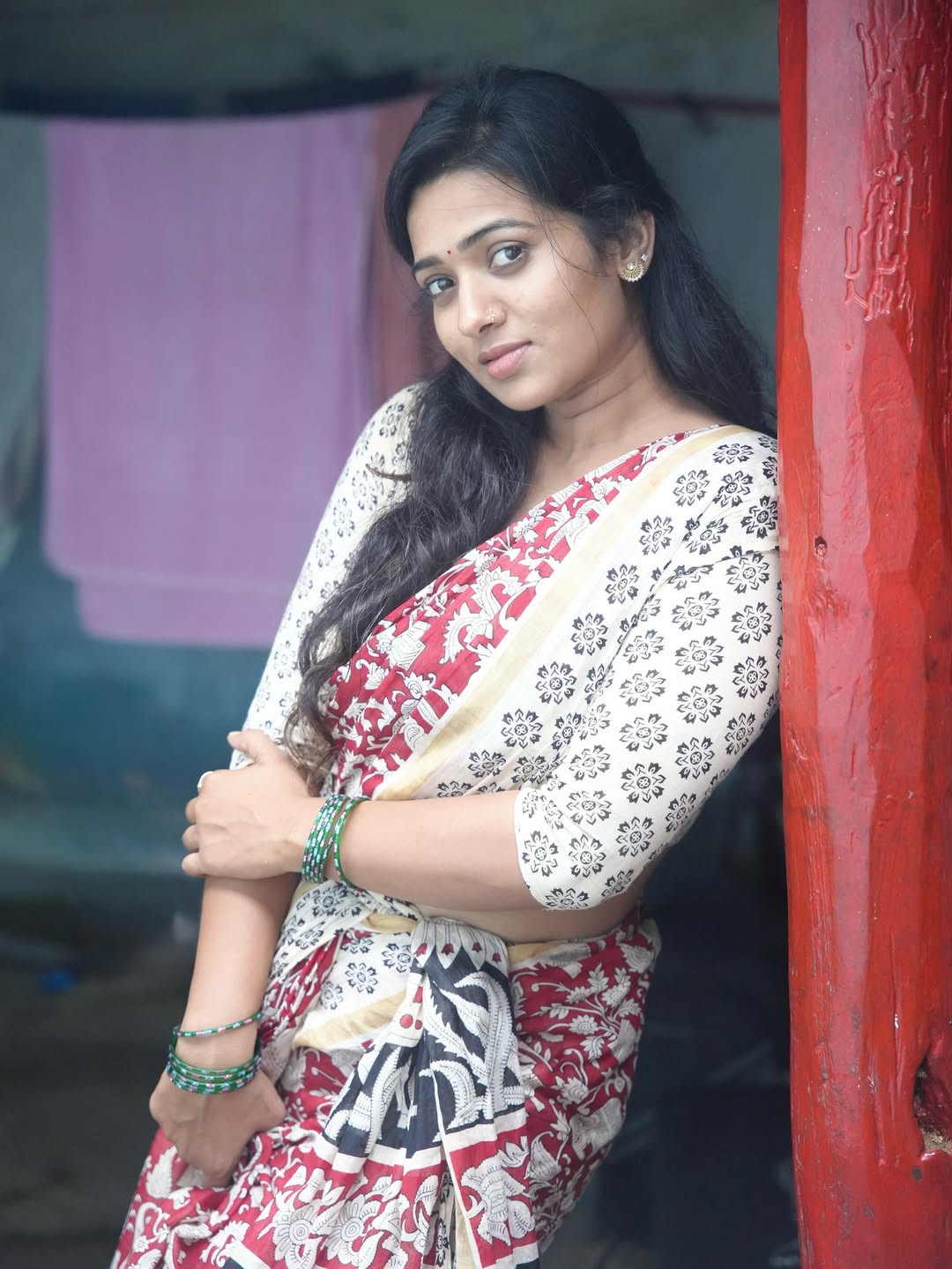 Rekha Nirosha proves that traditional elegance with a modern twist–wearing her saree like a boss and her smile like a secret weapon!