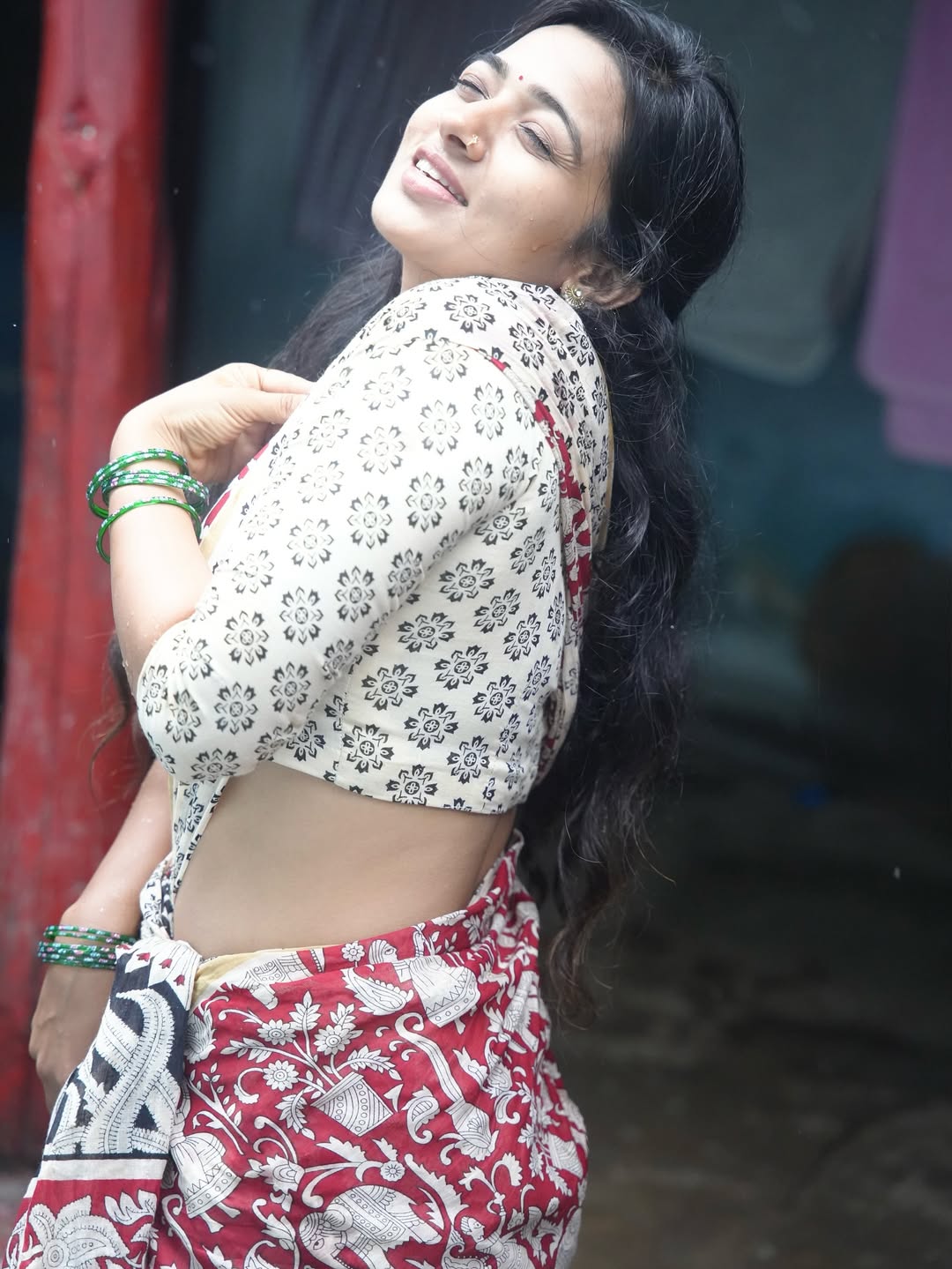 Rekha Nirosha proves that a splash of tradition, a dash of style, and a confident smile are the perfect recipe for turning everyday moments into extraordinary fashion statements!