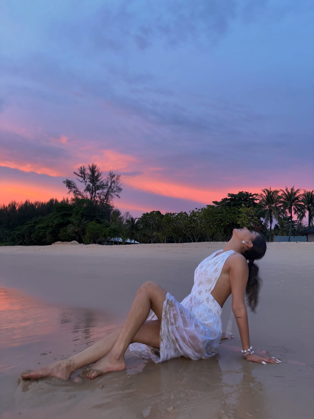 Rutvi Tiwari proving that even sunsets can’t outshine her style–dressed in white, making beach waves look effortlessly chic, and turning the shore into her runway!