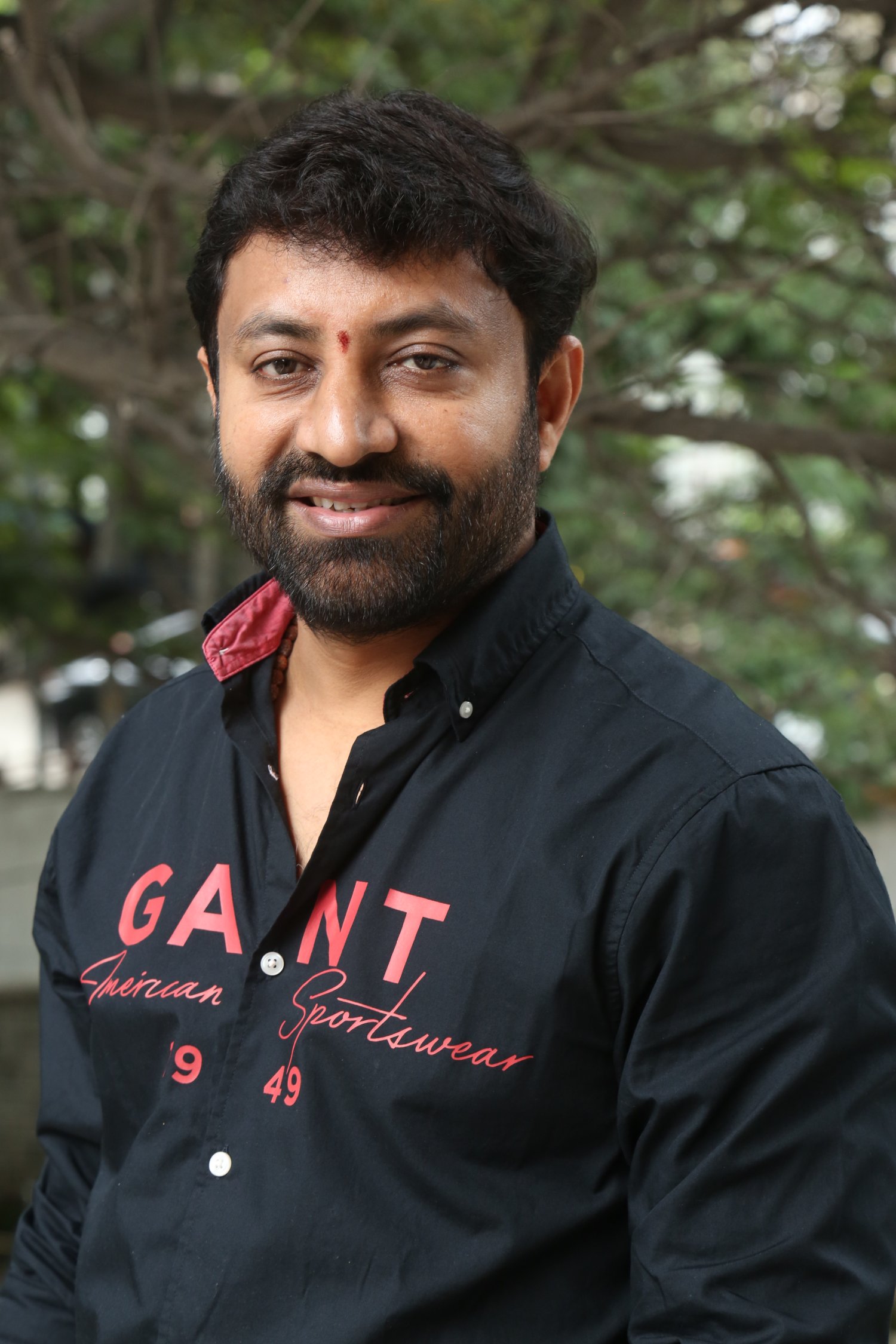 Satish nails the casual black shirt with a pop of red–proof that understated style with a hint of flair never goes out of fashion